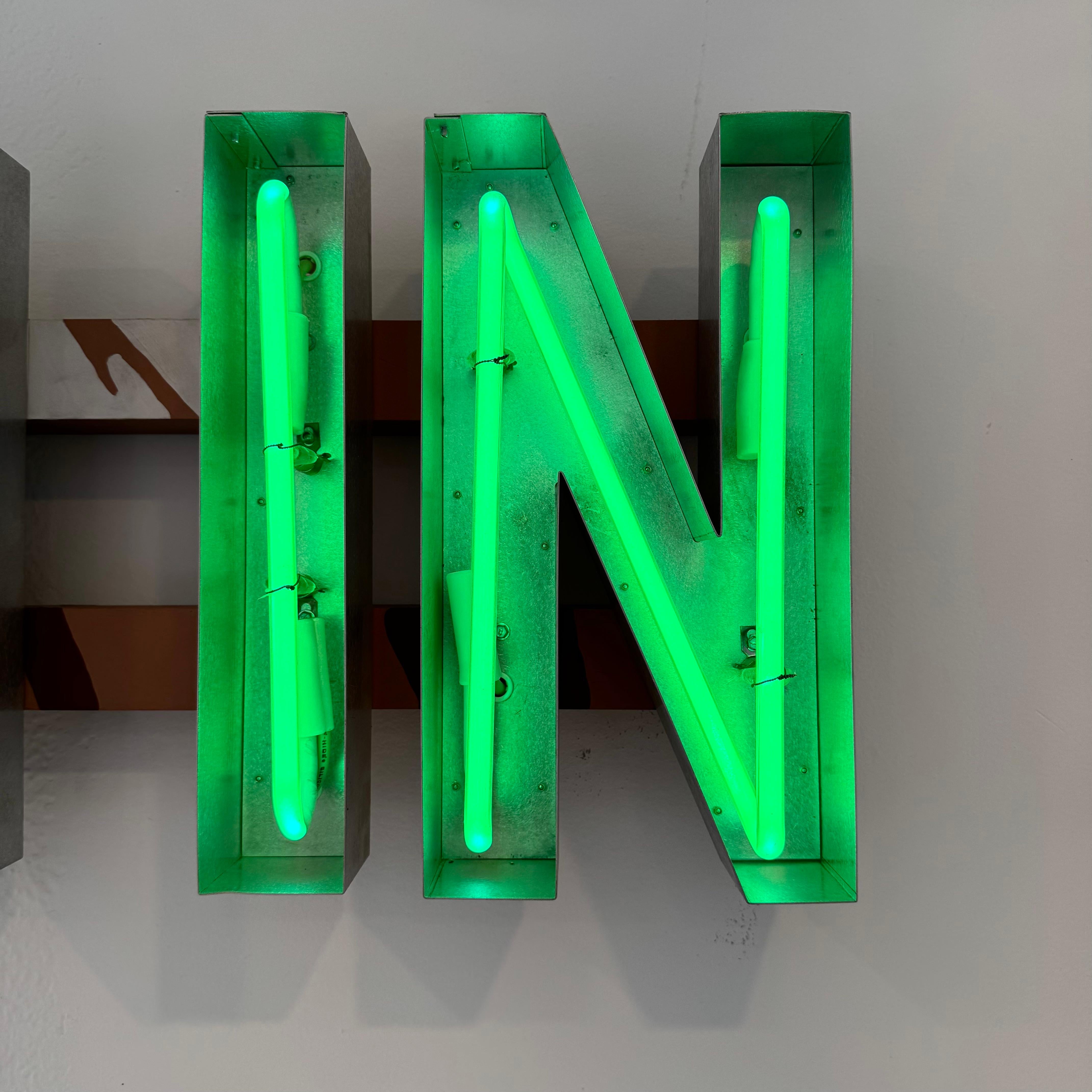 'COME ON IN' Neon Sign , 1990s USA For Sale 4
