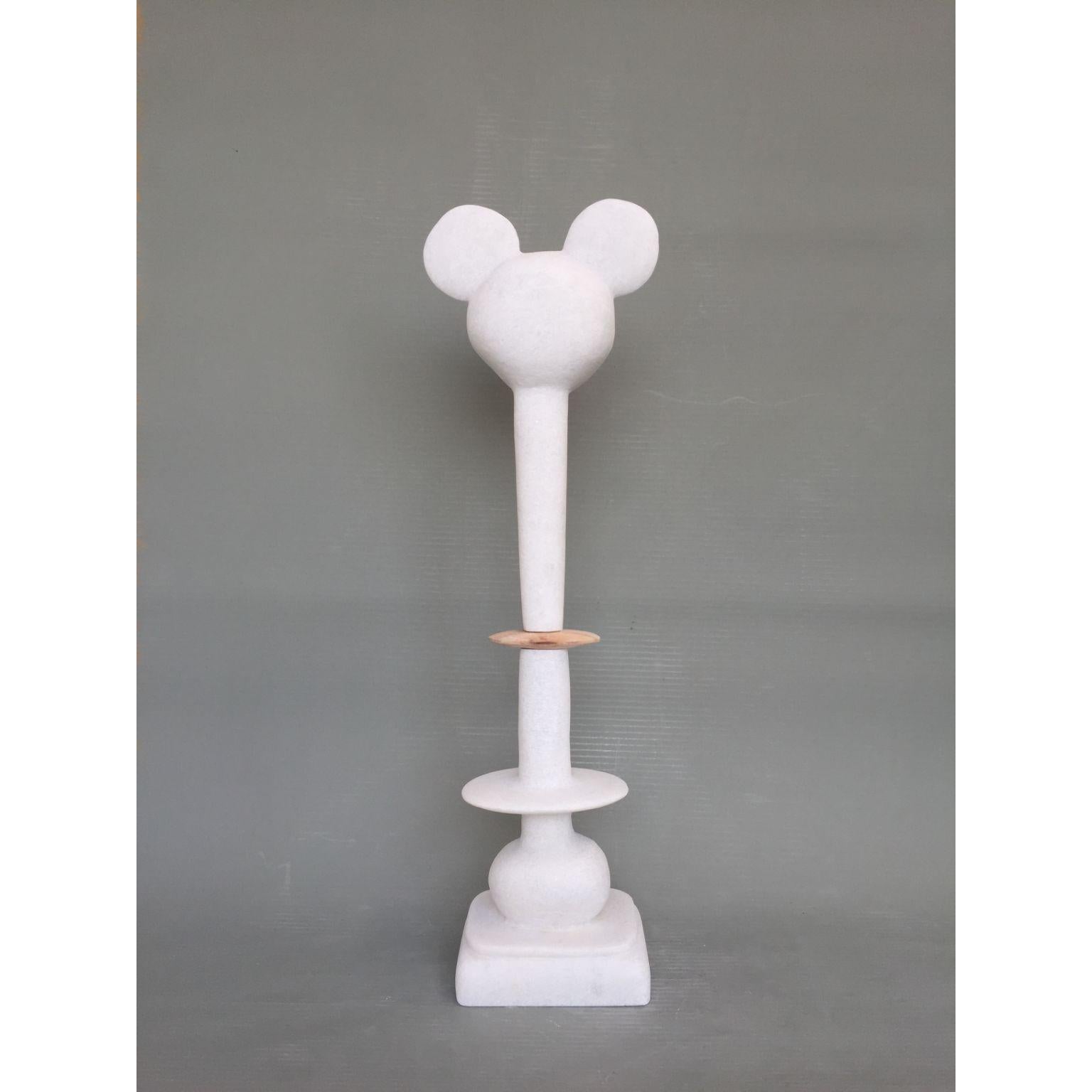 Commedia e tragedia dell'animale Scultura in marmo di Tom von Kaenel
Dimensioni: D15 x H62 cm
Materiali: Marmo, Wood
Due pezzi con il Wood in mezzo

Tom von Kaenel, scultore e pittore, è nato in Svizzera nel 1961. Già nei primi anni di vita
Da