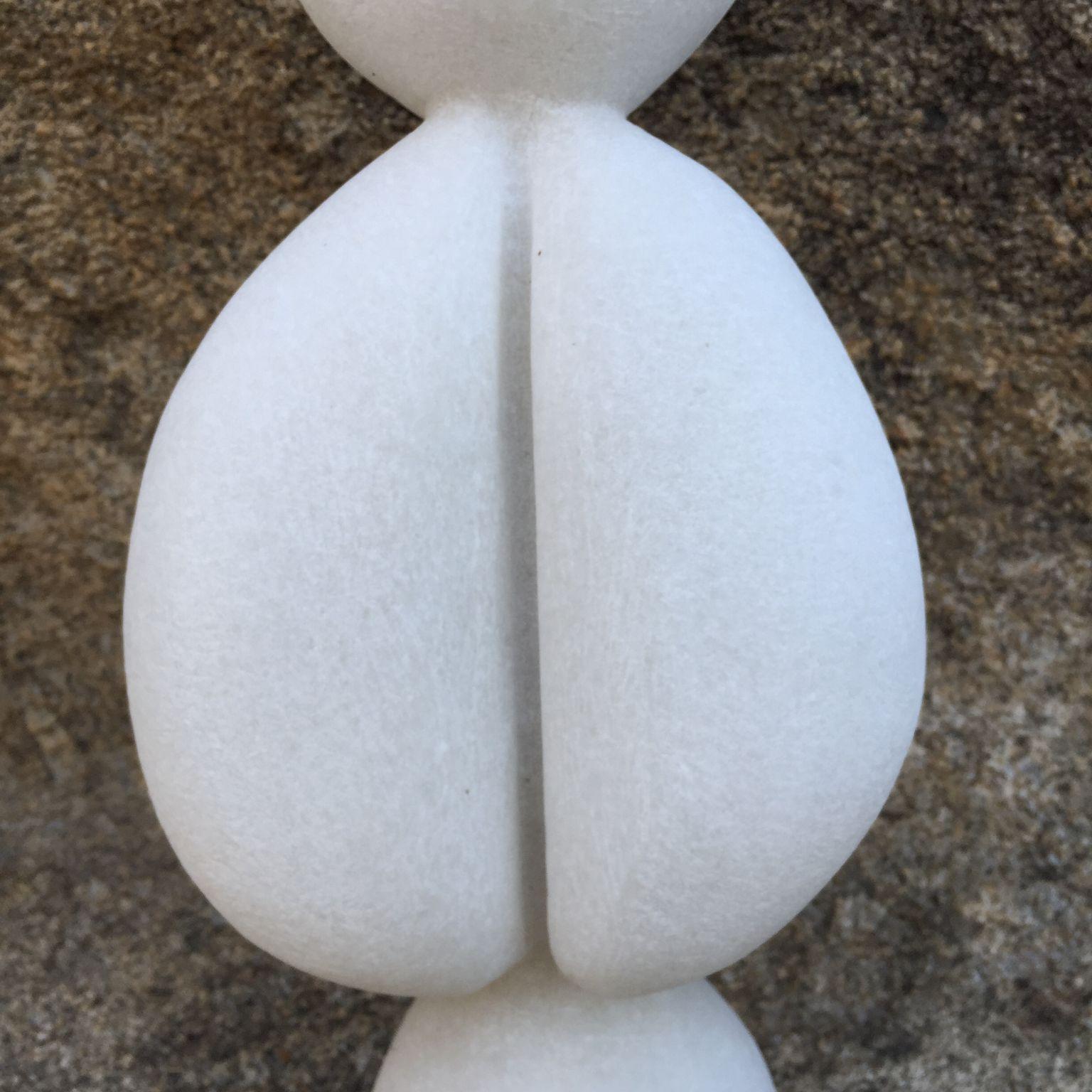 Postmoderno Commedia e tragedia dell'animale Scultura in marmo di Tom von Kaenel in vendita