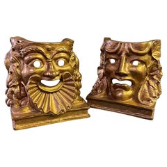 "Komödie und Tragödie", Paar vergoldete Bronze-Buchstützen zum Thema Theater, 1922