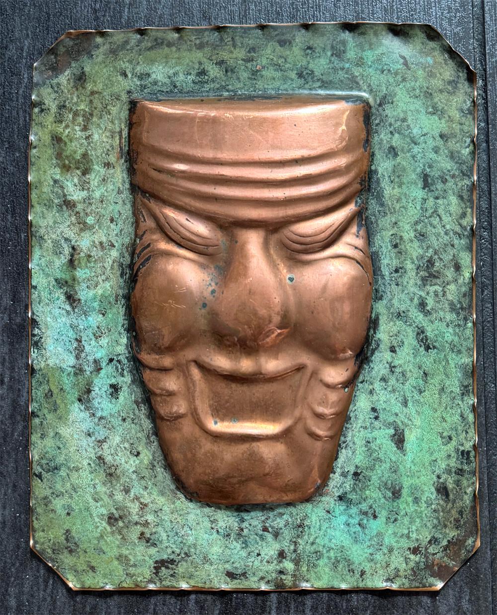 Dramatique - à juste titre ! -- Cette paire de masques muraux en cuivre repoussé représente les visages classiques de la Comédie et de la Tragédie.  Les faces ont une belle couleur cuivrée qui témoigne d'un léger vieillissement, tandis que les