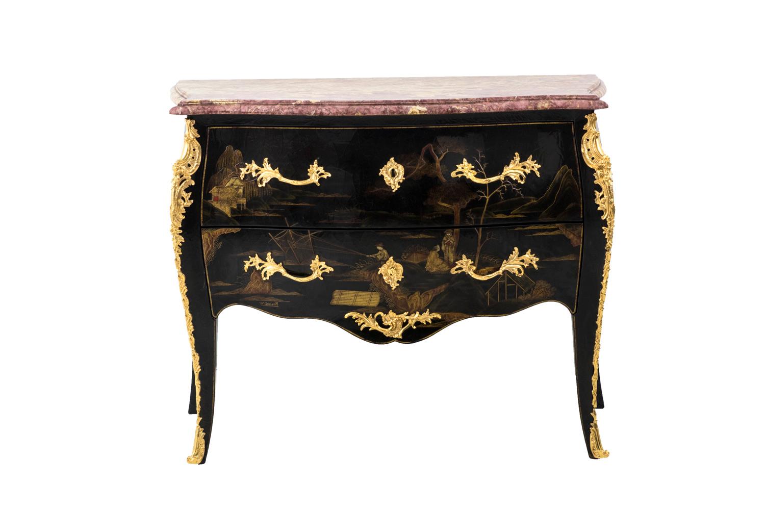 Walter Comelli, signed.
Louis XV style commode opening by two front drawers on two levels without crossbar and standing on four cabriole legs. Bulged shape and scalloped inferior drawer.
Black lacquer decor adorned with gilt lake landscapes with