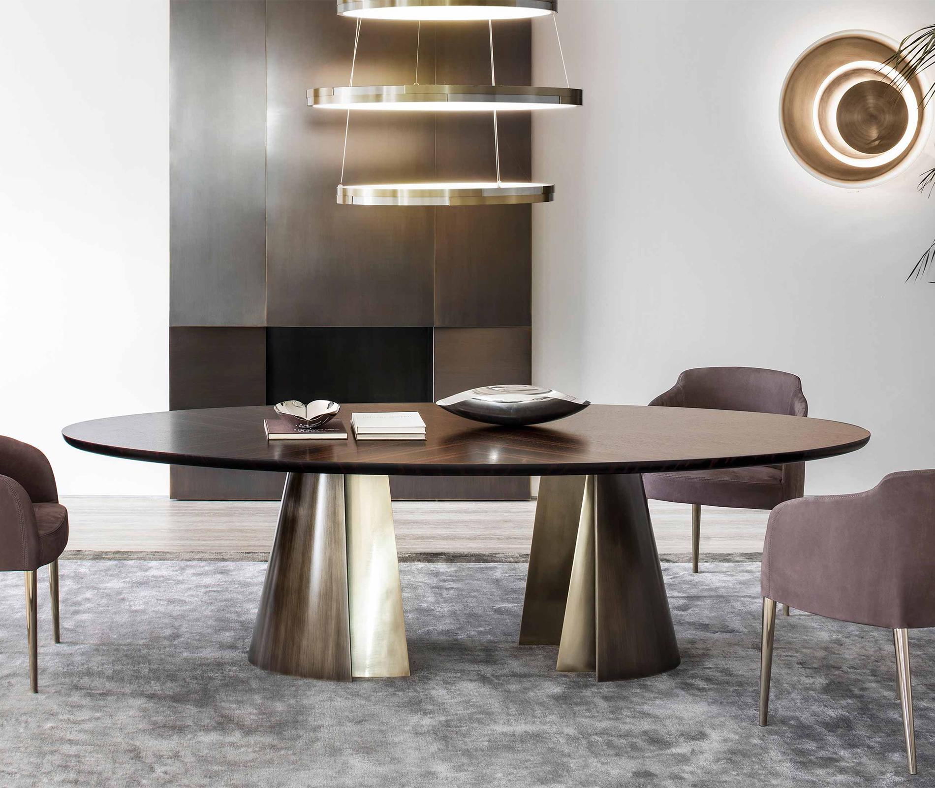 Dining table comet with solid ebony top
and with 2 bases in solid bronze in patinated varnished
finish and gold finish, price: 23500,00€.
Also available on request with black Sahara marble top,
Price: 39900,00€.
Also available on request with
