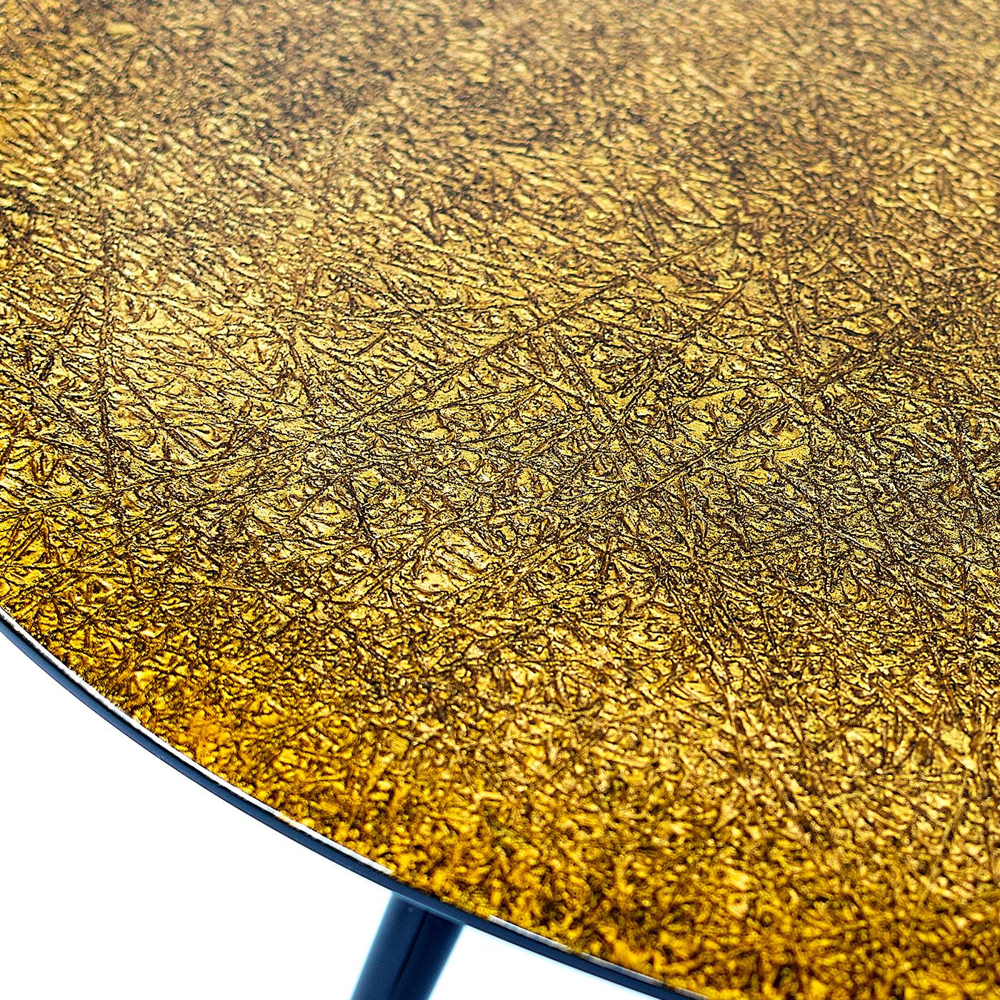 Subtilement sophistiquée dans ses détails, cette table basse ovale fusionne une silhouette midcentury avec des éléments décoratifs industriels pour conférer une présence distinctive à tout intérieur. Conçu par G. Ventura, le cadre en bois laqué noir
