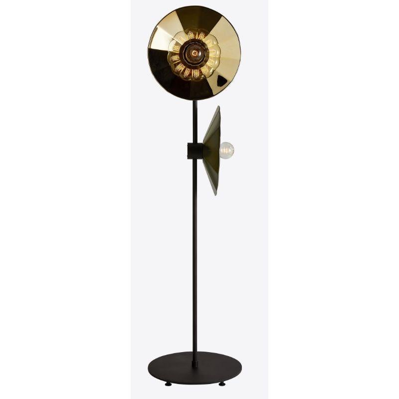 Lampada da terra Cometa di Radar (realizzata a mano).
Design: Bastien Taillard
Materiali: Vetro termoformato color oro, struttura in metallo nero opaco.
Dimensioni: D 40, H 160 cm.

Disponibile anche: Versioni frattale/zenith/nebbia/iris/echo e
