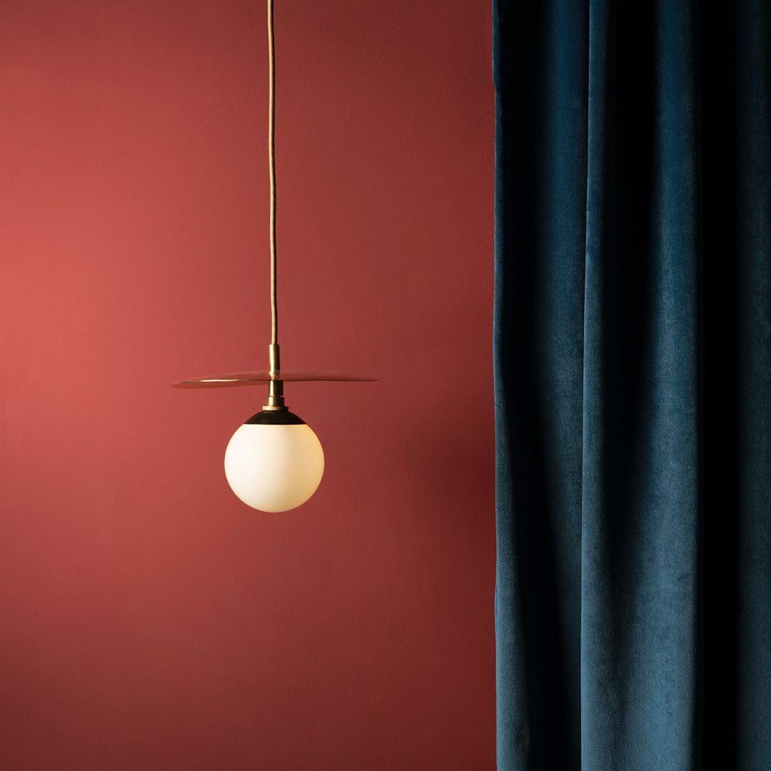 Lampe à suspension moderne Cometa en laiton et verre par Isabel Moncada en vente 2