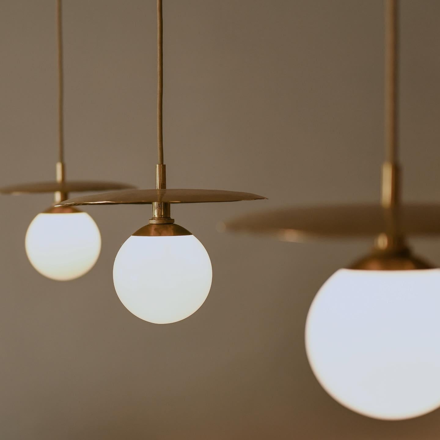 Lampe à suspension moderne Cometa en laiton et verre par Isabel Moncada Neuf - En vente à Geneve, CH