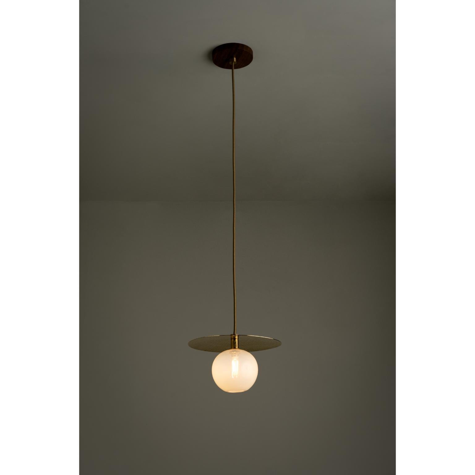 Autre Lampe à suspension moderne Cometa en laiton et verre par Isabel Moncada en vente