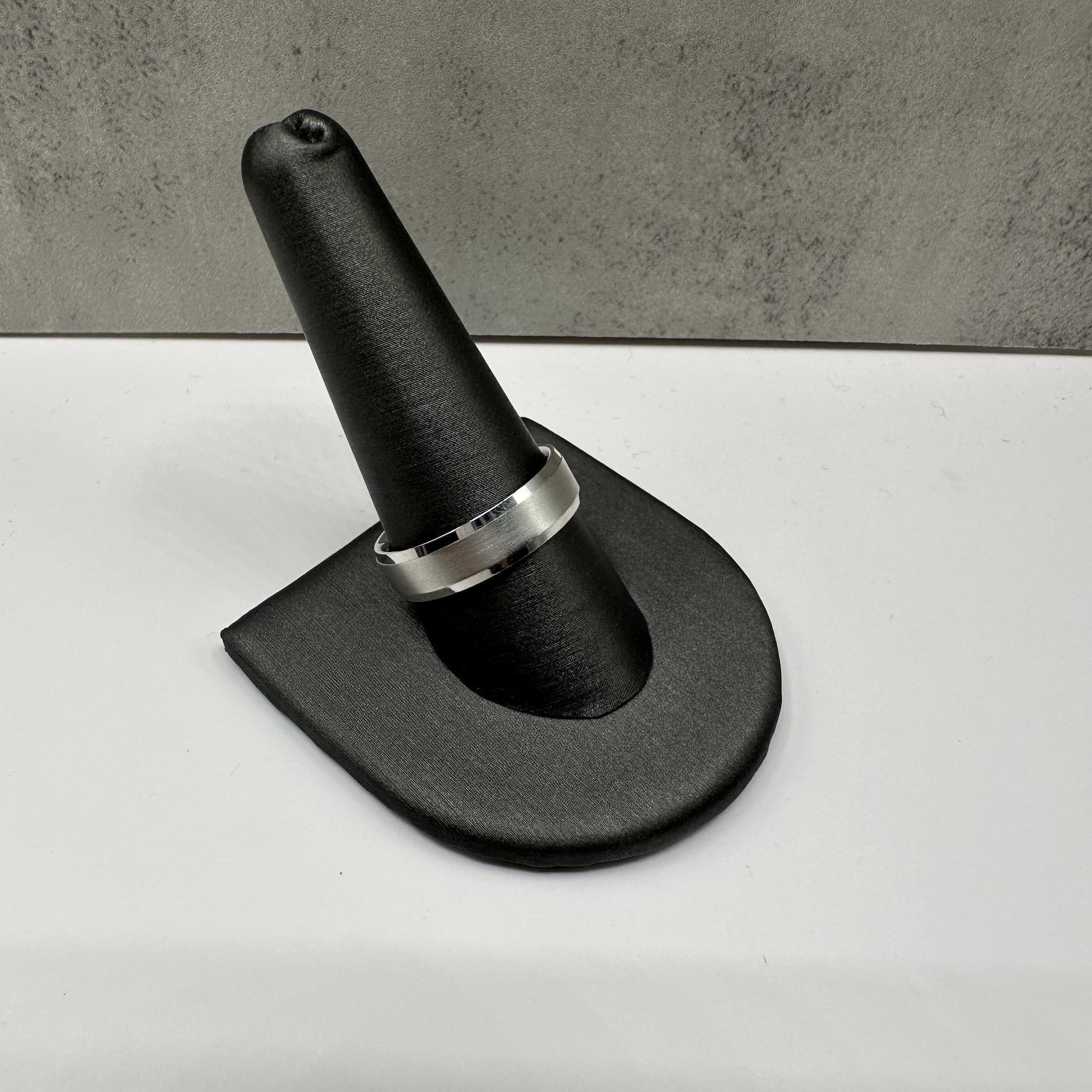 Cet anneau de mariage Comfort Fit en or blanc 14kt présente une largeur de 6 mm et offre un ajustement lisse et confortable pour un port quotidien. Avec un poids de 7,2 grammes, il est à la fois durable et léger. L'anneau a une finition élégante et