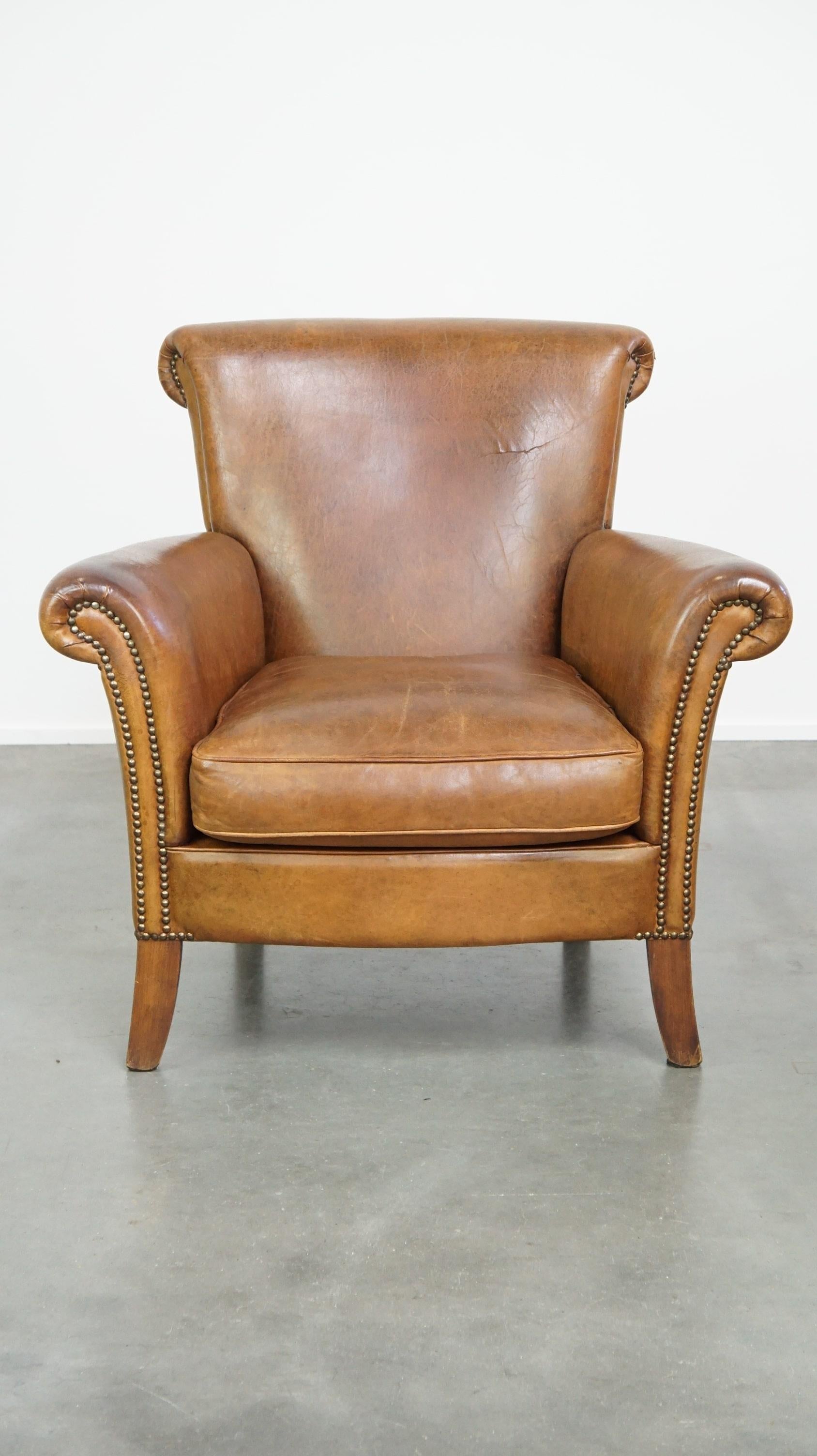 Ce fauteuil confortable en peau de mouton est en bon état, avec seulement quelques signes normaux d'utilisation. La couleur marron clair lui confère un aspect charmant et lui permet de s'adapter à presque tous les styles d'intérieur. Ce fauteuil est