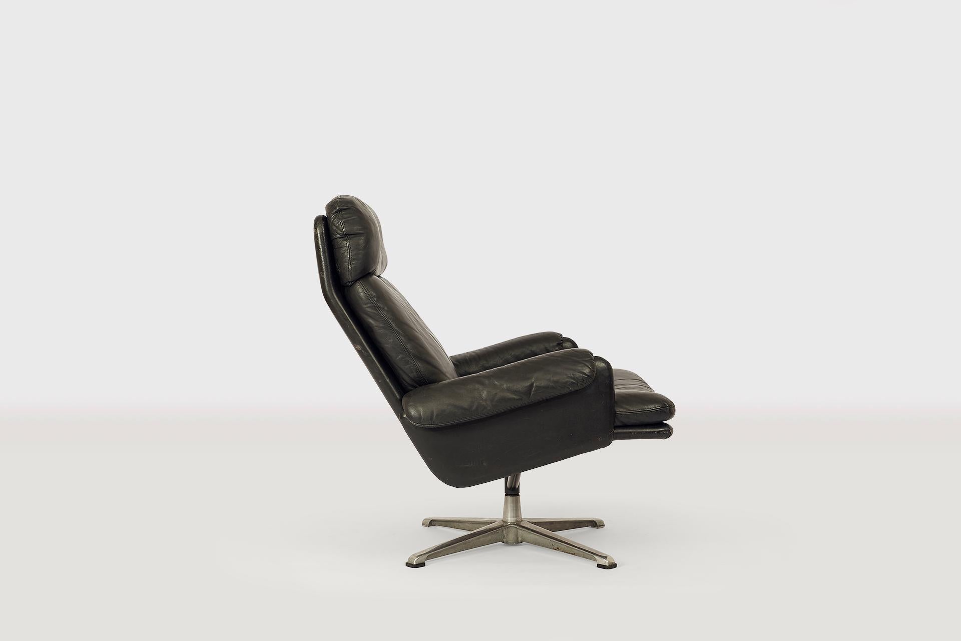 Comfortable and shapely lounge chair with black leather upholstery and aluminium frame in the stylish design of the 1970s. Leather in good shape with some scuffs here and there but overall in excellent vintage condition.