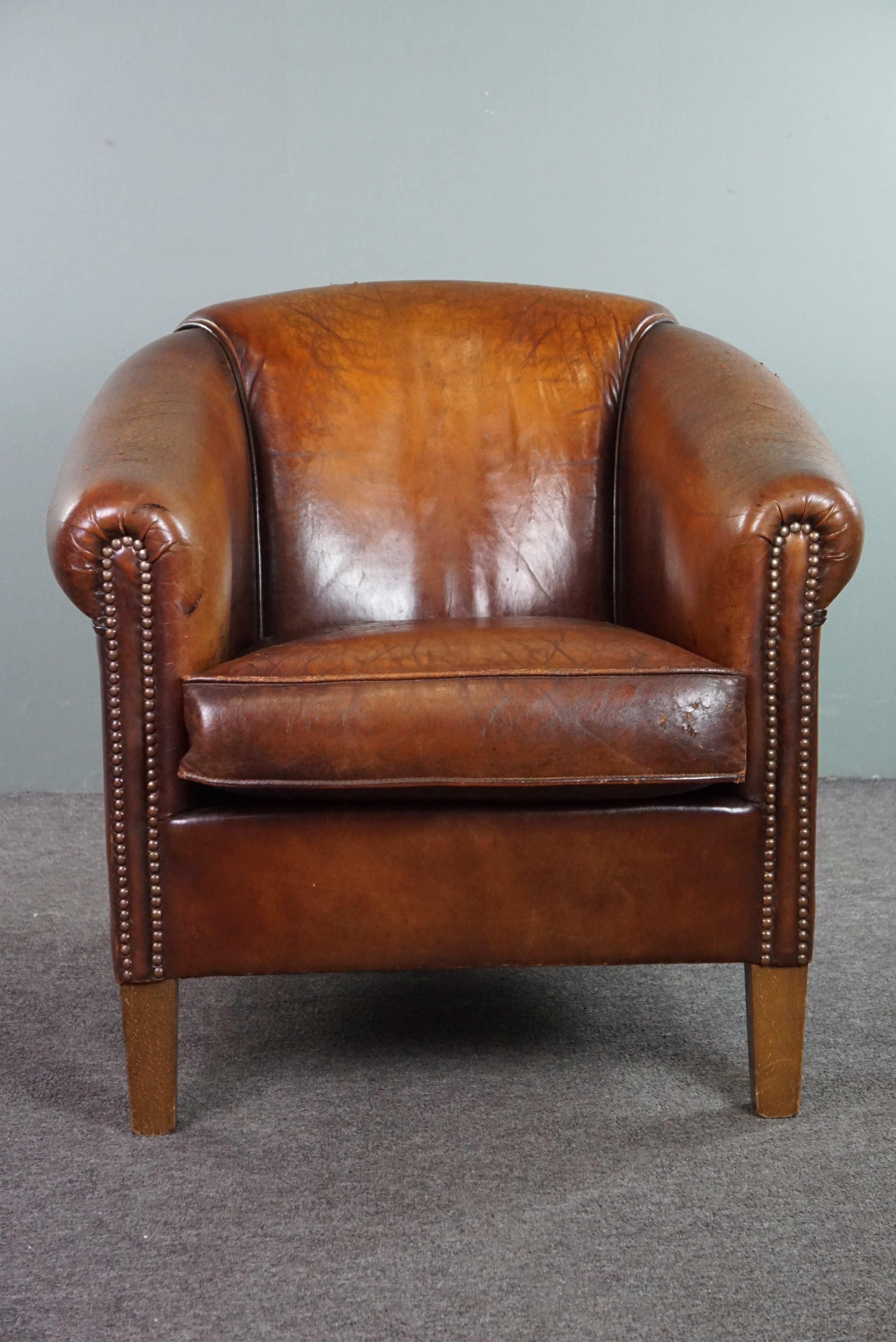 ByThijs bietet diesen bequemen und robusten Vintage-Schafsfell-Sessel mit schönen Farben und einer schönen Patina an. Sind Sie auf der Suche nach einem charmanten Clubsessel aus Schaffell mit bequemer Sitzfläche, dem man sein Alter anmerkt? Dann