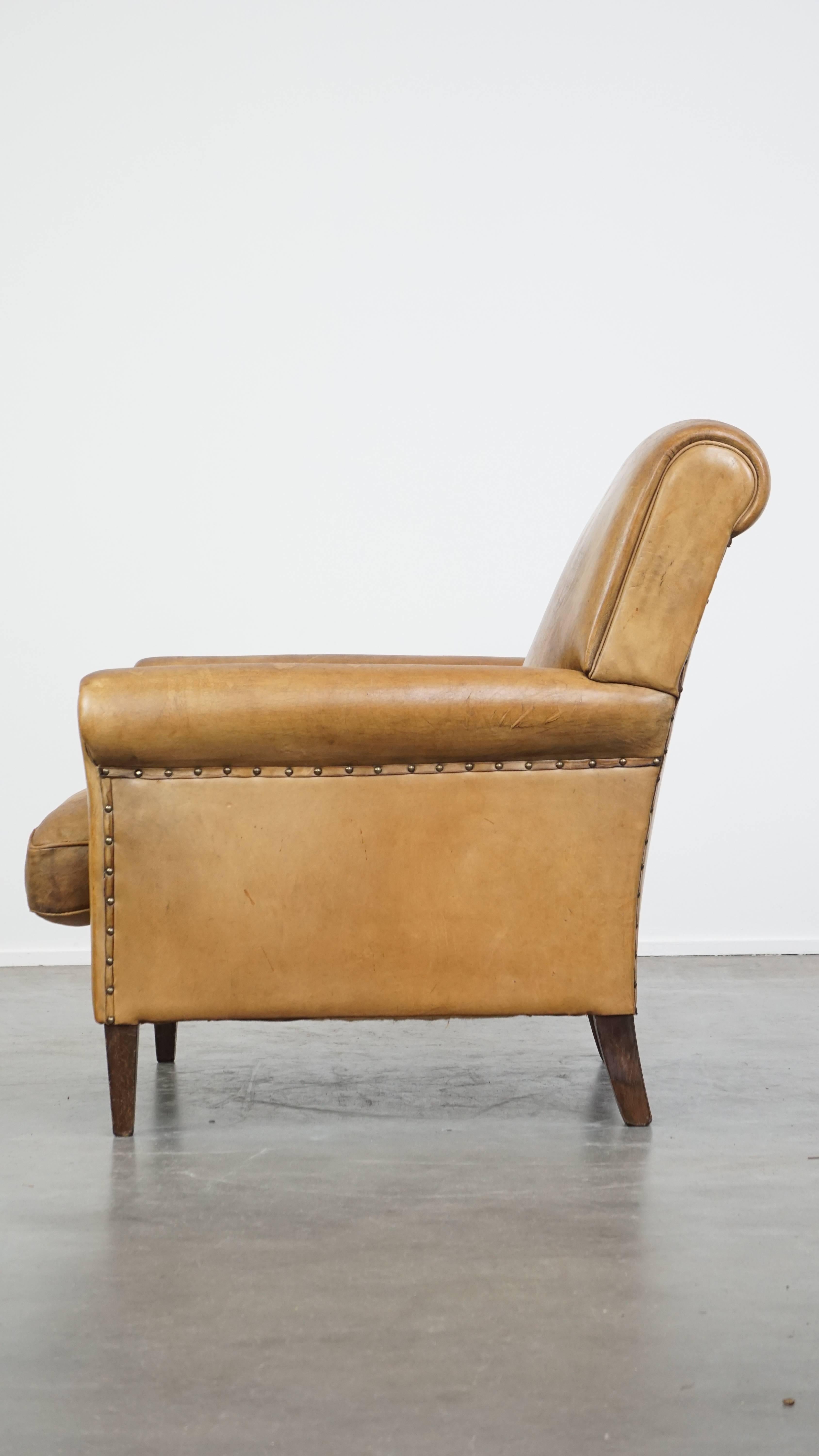 Comfortable and stylish vintage sheepskin leather armchair In Fair Condition For Sale In Harderwijk, NL
