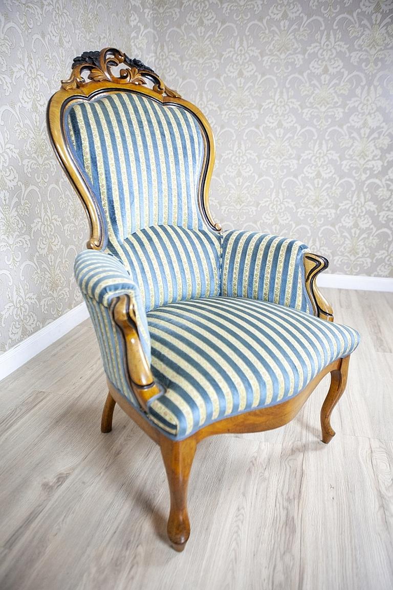 Komfortbarer Sessel aus Nussbaumholz aus dem späten 19. Jahrhundert mit hellblauer Polsterung im Zustand „Gut“ im Angebot in Opole, PL