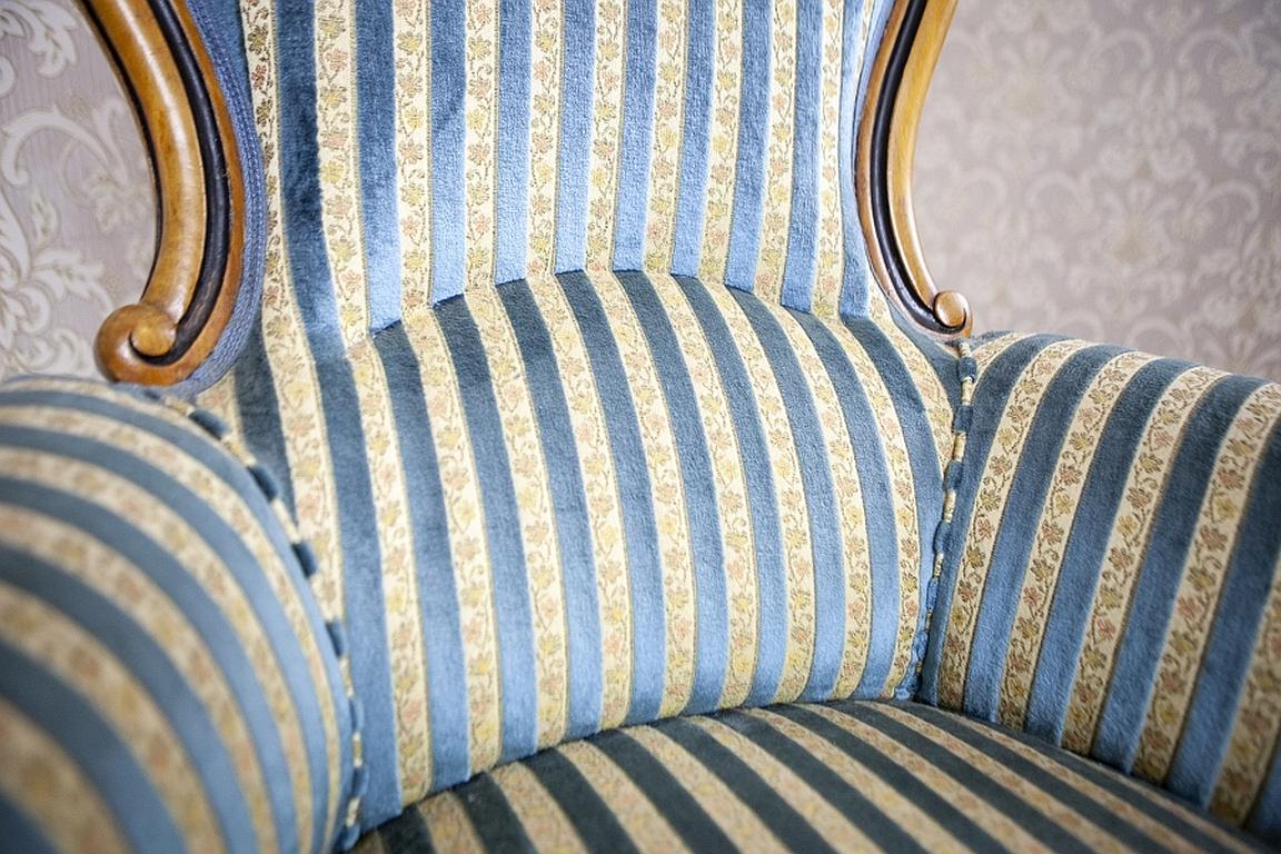Komfortbarer Sessel aus Nussbaumholz aus dem späten 19. Jahrhundert mit hellblauer Polsterung im Angebot 1