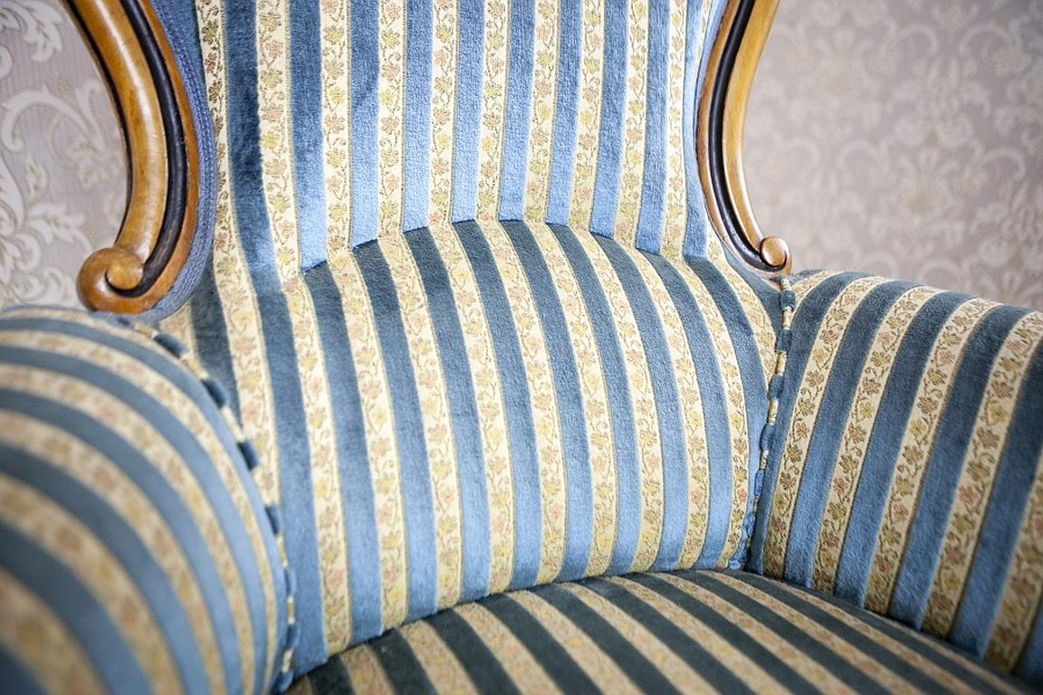 Tissu d'ameublement Fauteuil confortable en noyer de la fin du XIXe siècle, tapissé de bleu clair en vente