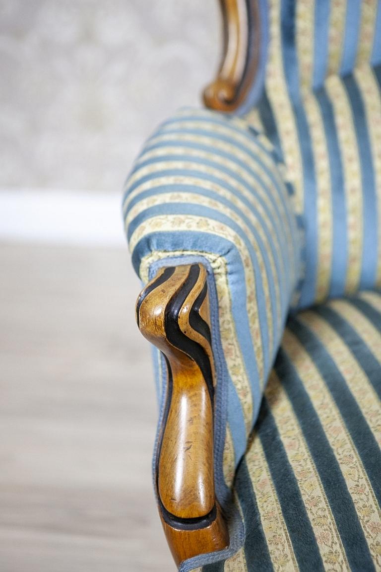 Komfortbarer Sessel aus Nussbaumholz aus dem späten 19. Jahrhundert mit hellblauer Polsterung im Angebot 2