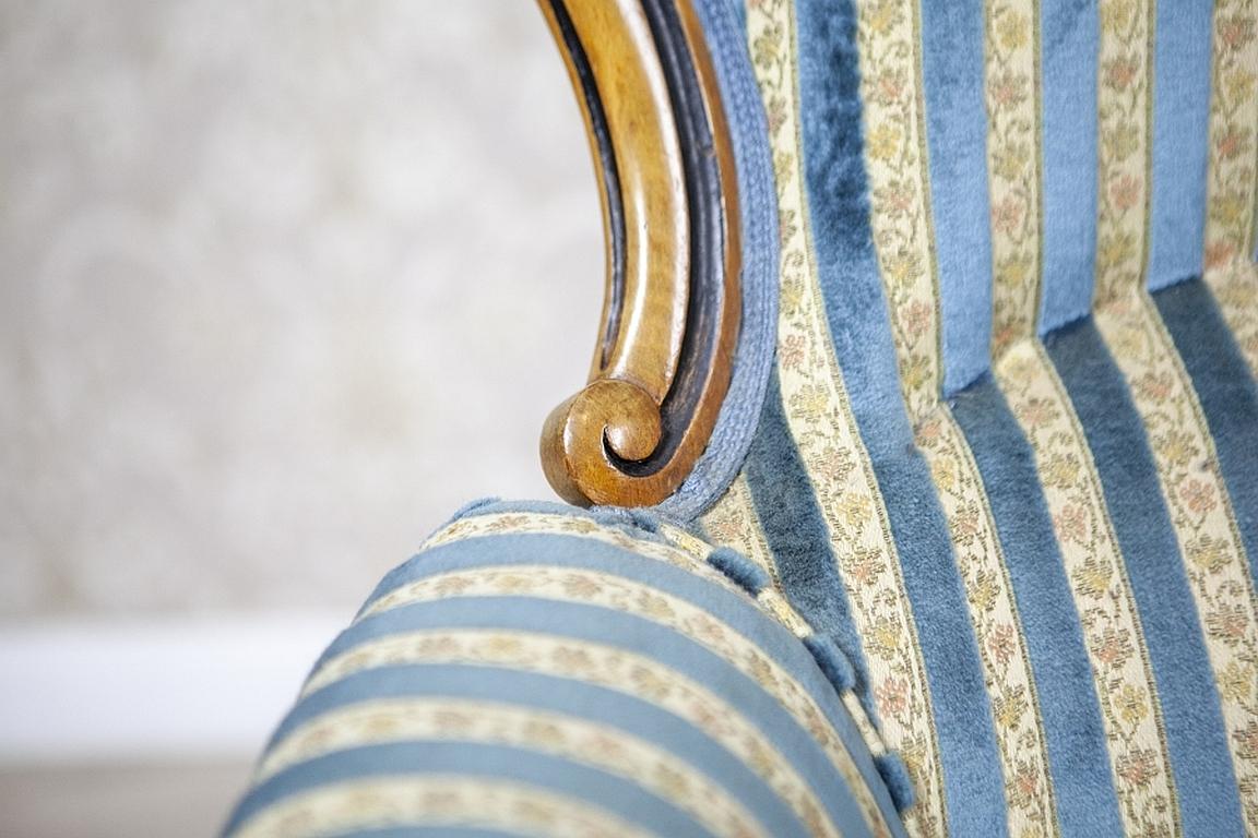 Fauteuil confortable en noyer de la fin du XIXe siècle, tapissé de bleu clair en vente 2