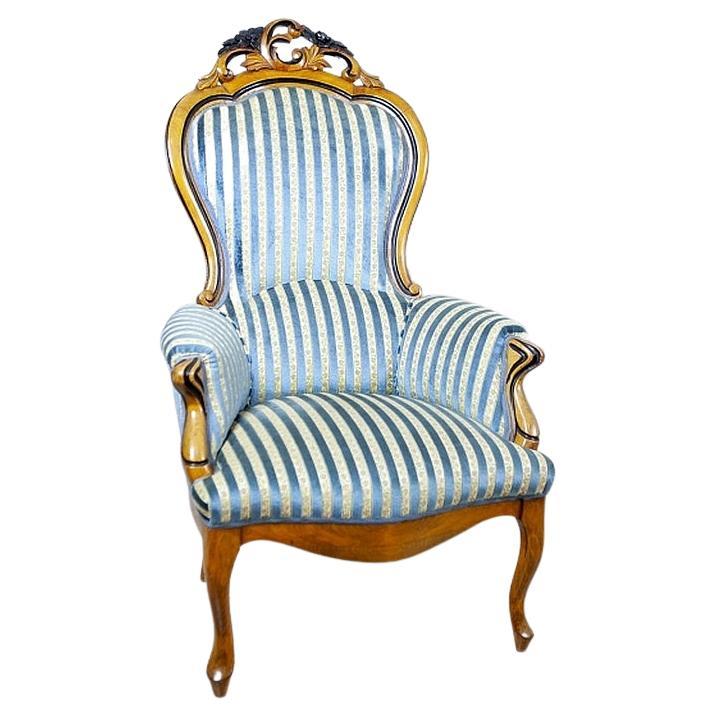 Komfortbarer Sessel aus Nussbaumholz aus dem späten 19. Jahrhundert mit hellblauer Polsterung im Angebot