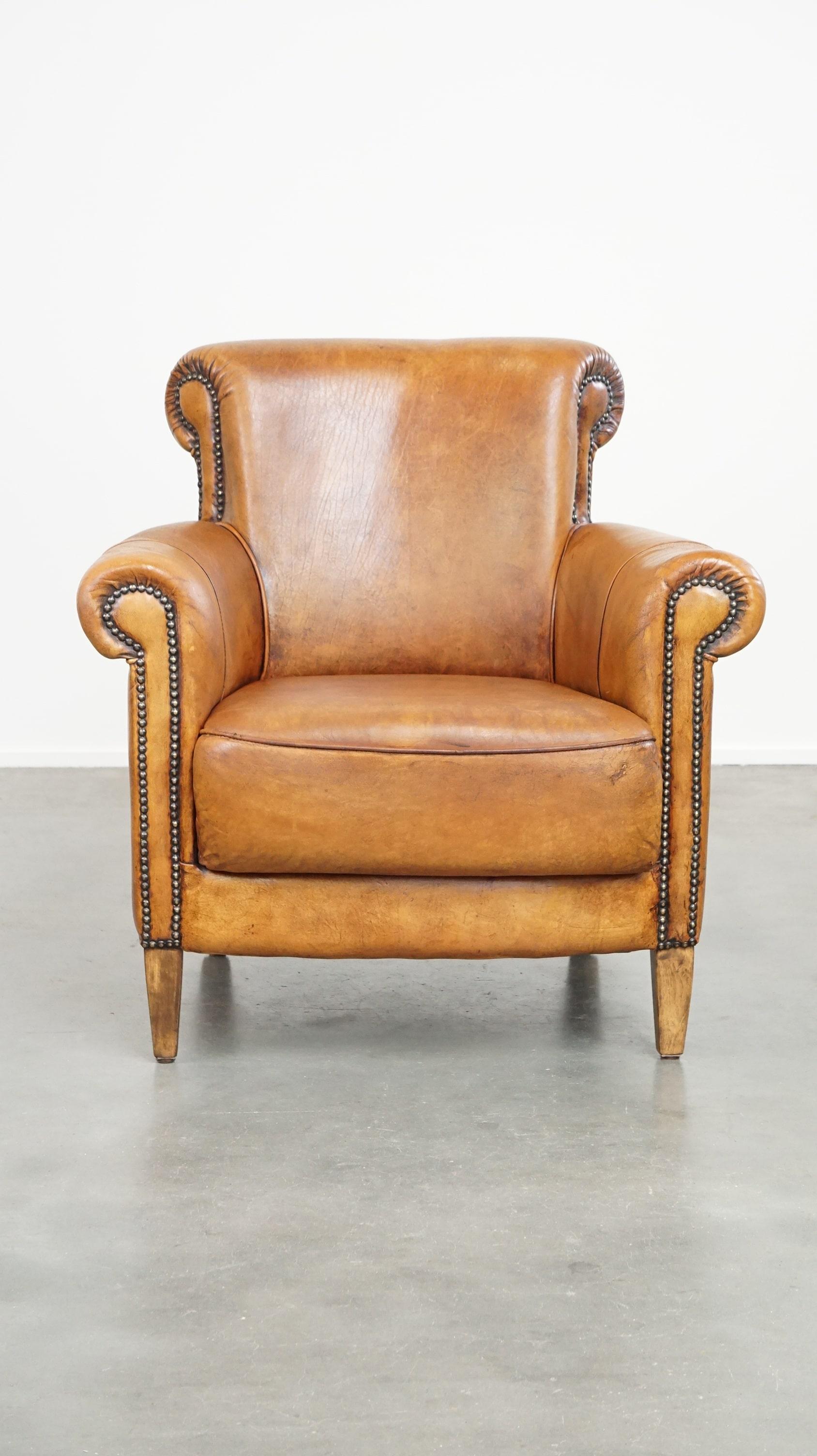 This fantastic armchair is made of sheepskin leather and has developed a beautiful patina over the years. With its warm and cozy color, it makes a lovely addition to the atmosphere of your space. For these reasons, it easily fits into almost any