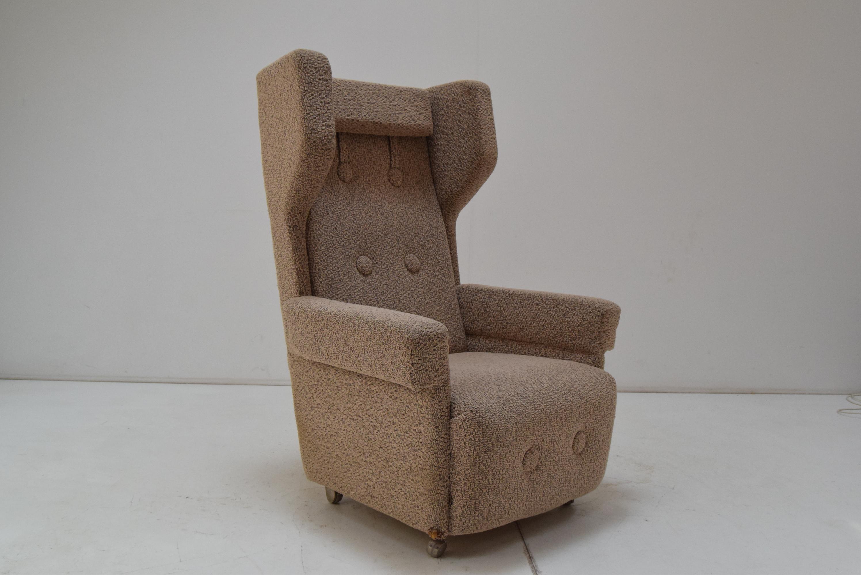 
The chair shows signs of use, see photo
The chair has wheels, so it is easy to move around
The headrest is adjustable
Seat height is 40 cm
Original vintage condition
