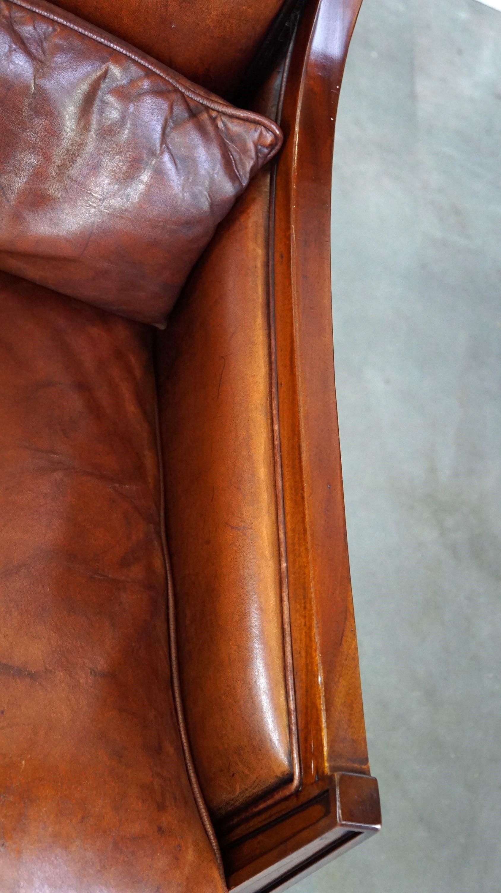 Fauteuil confortable de style Art déco en peau de mouton de couleur cognac en vente 3