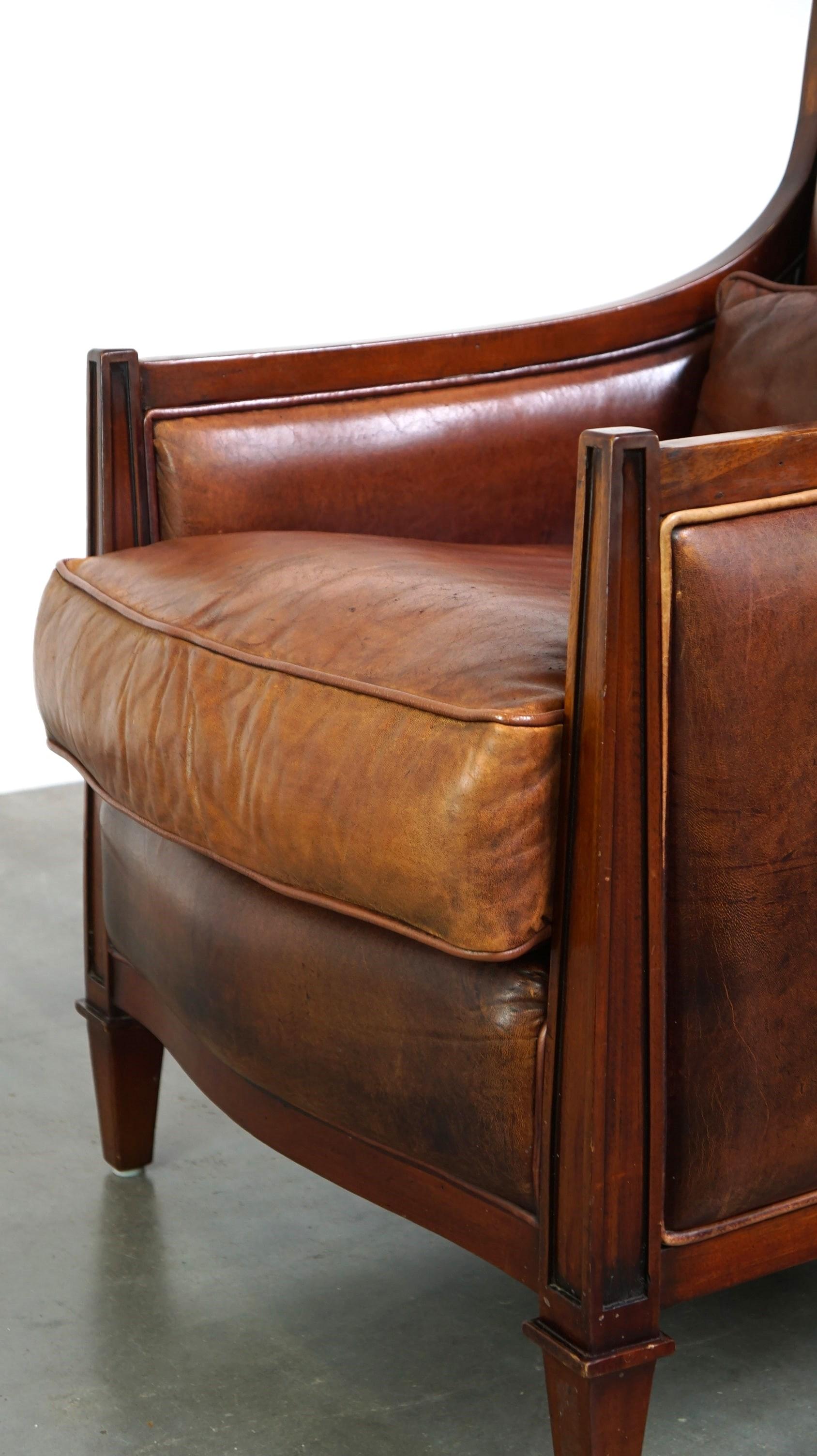 Fauteuil confortable de style Art déco en peau de mouton de couleur cognac en vente 6