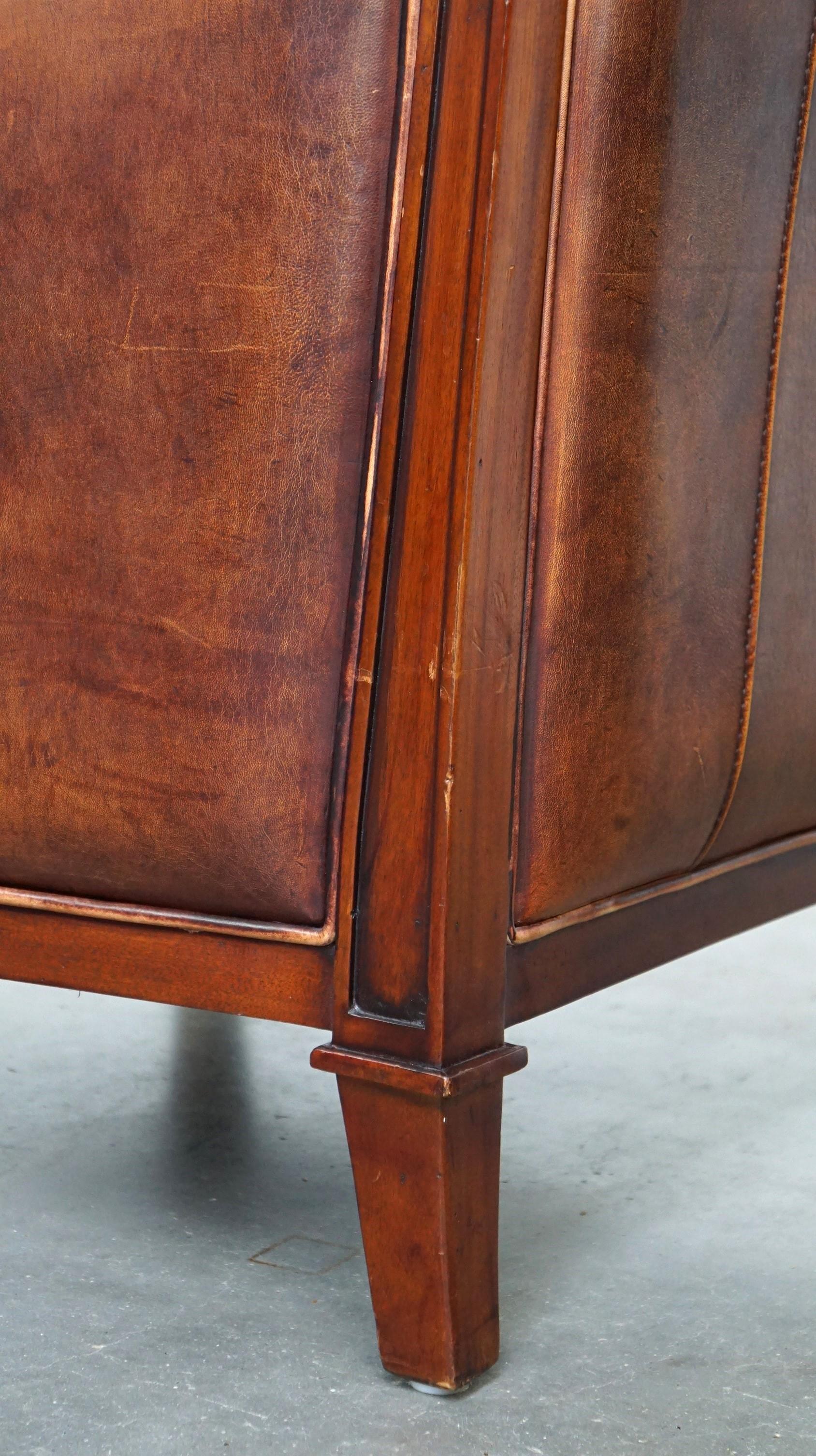 Fauteuil confortable de style Art déco en peau de mouton de couleur cognac en vente 7