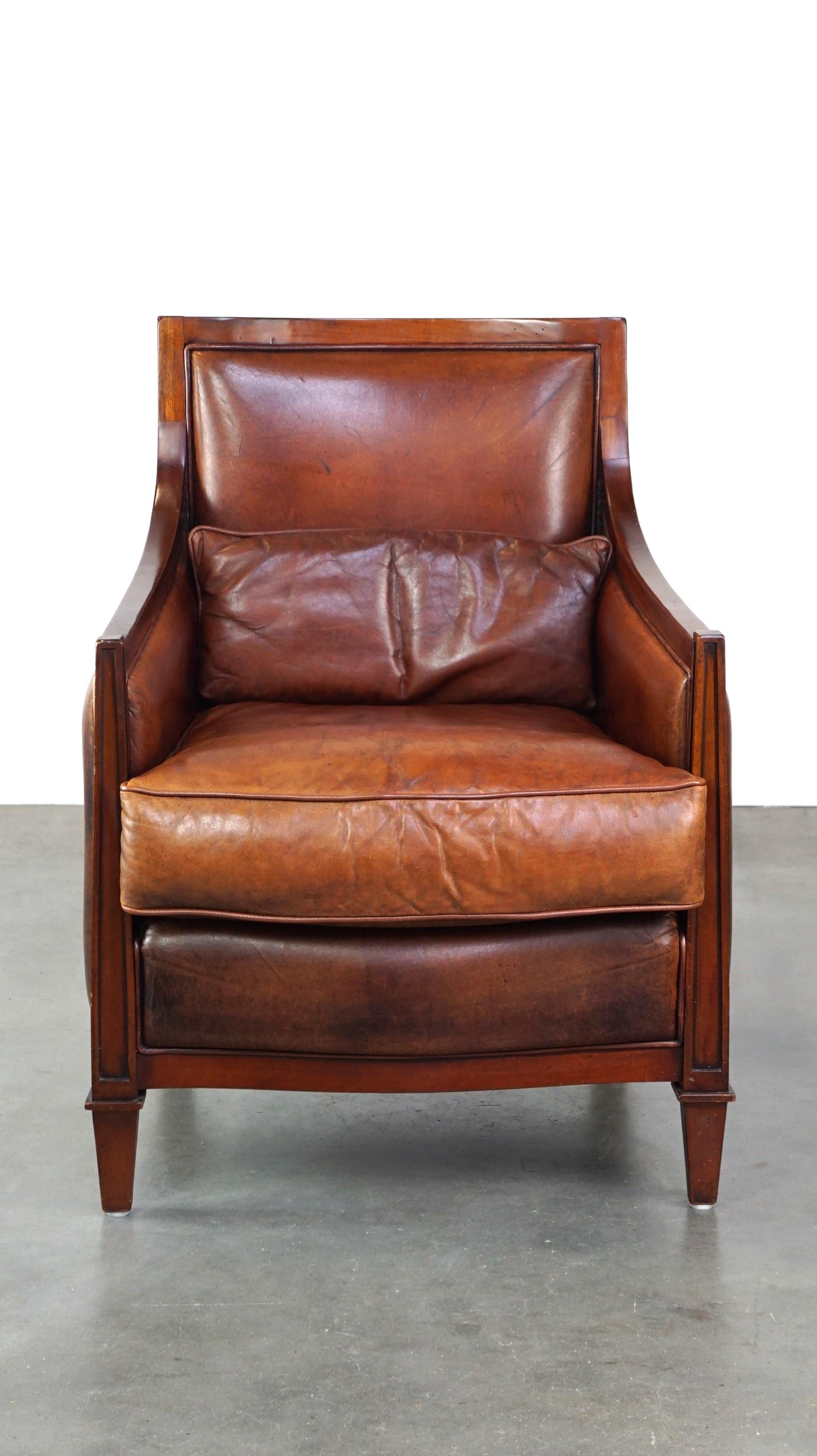 Fait main Fauteuil confortable de style Art déco en peau de mouton de couleur cognac en vente