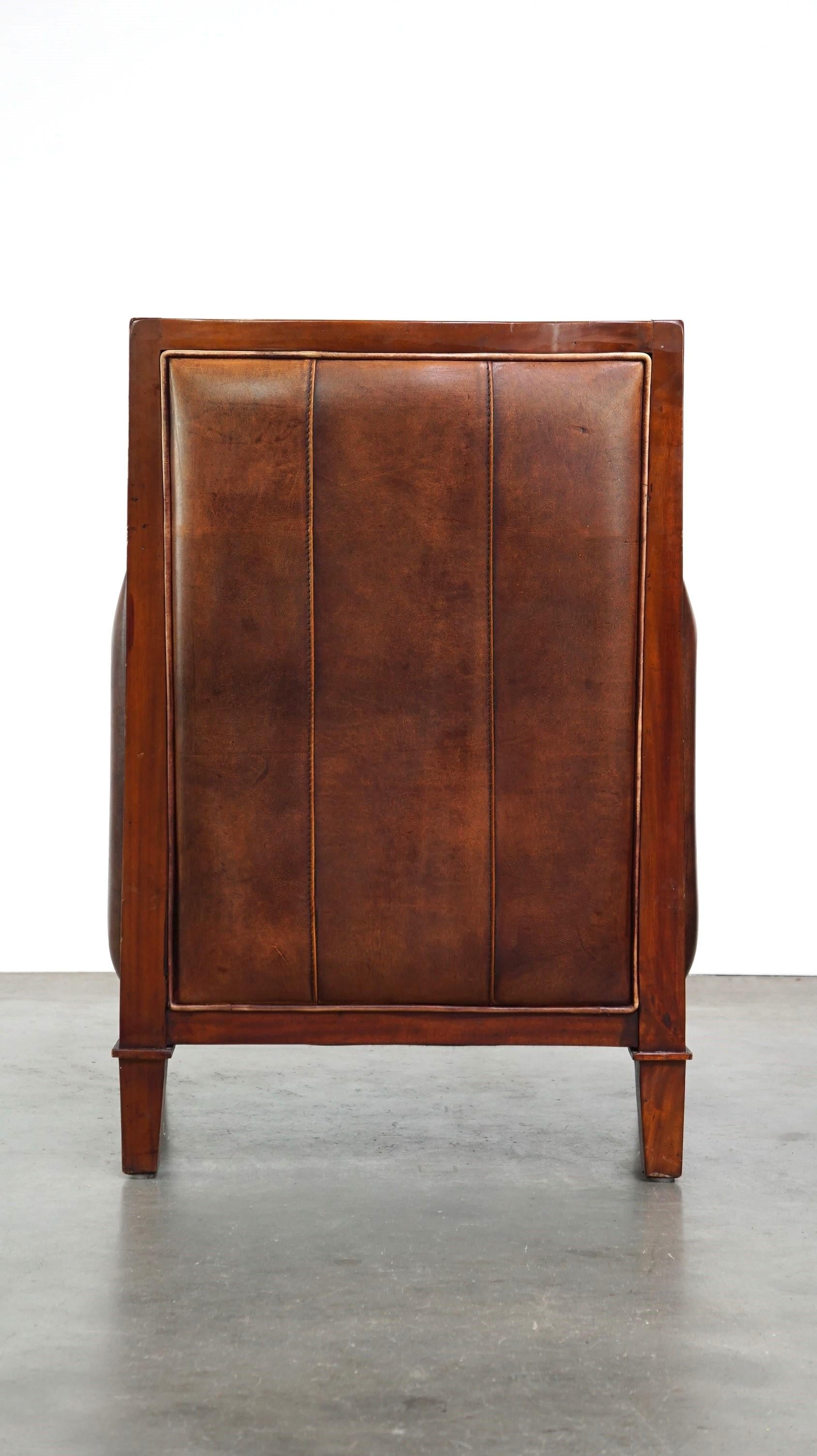 XXIe siècle et contemporain Fauteuil confortable de style Art déco en peau de mouton de couleur cognac en vente