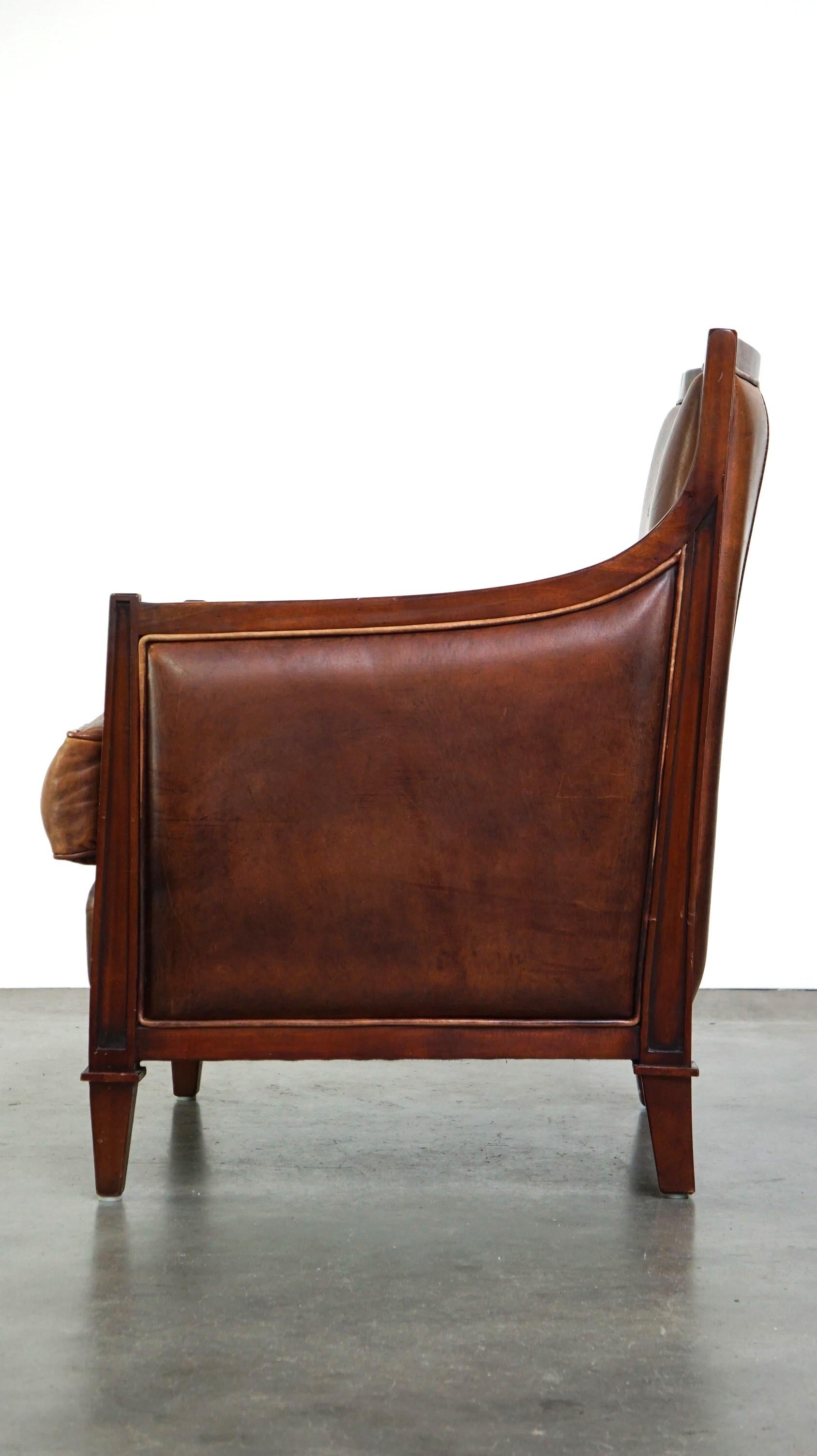 Cuir Fauteuil confortable de style Art déco en peau de mouton de couleur cognac en vente
