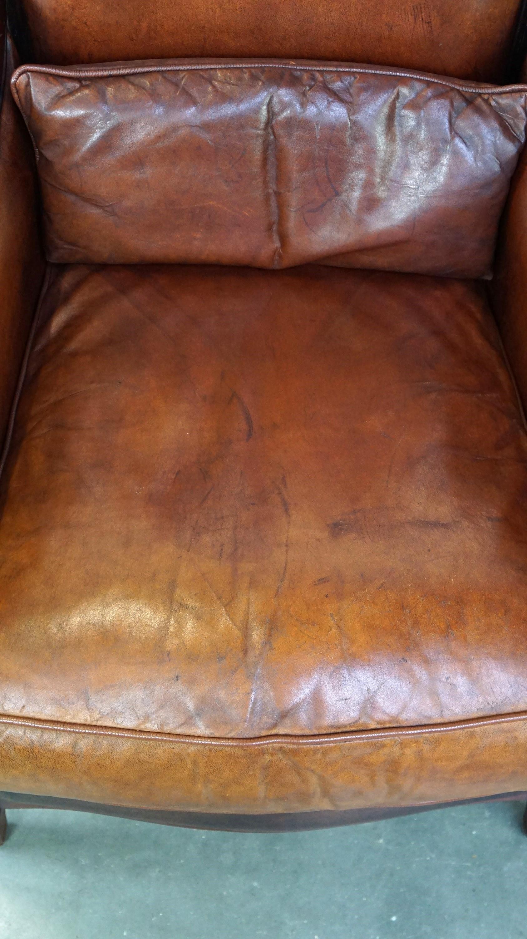 Fauteuil confortable de style Art déco en peau de mouton de couleur cognac en vente 1
