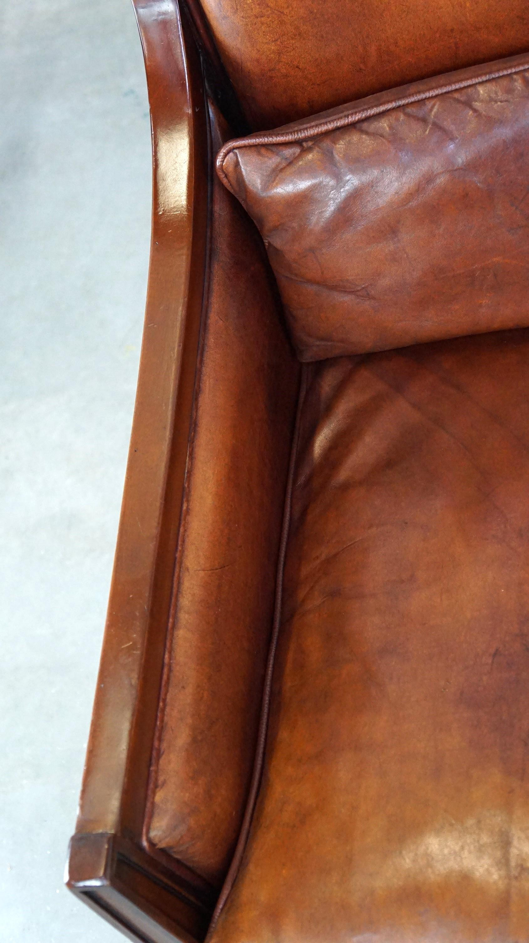 Fauteuil confortable de style Art déco en peau de mouton de couleur cognac en vente 2