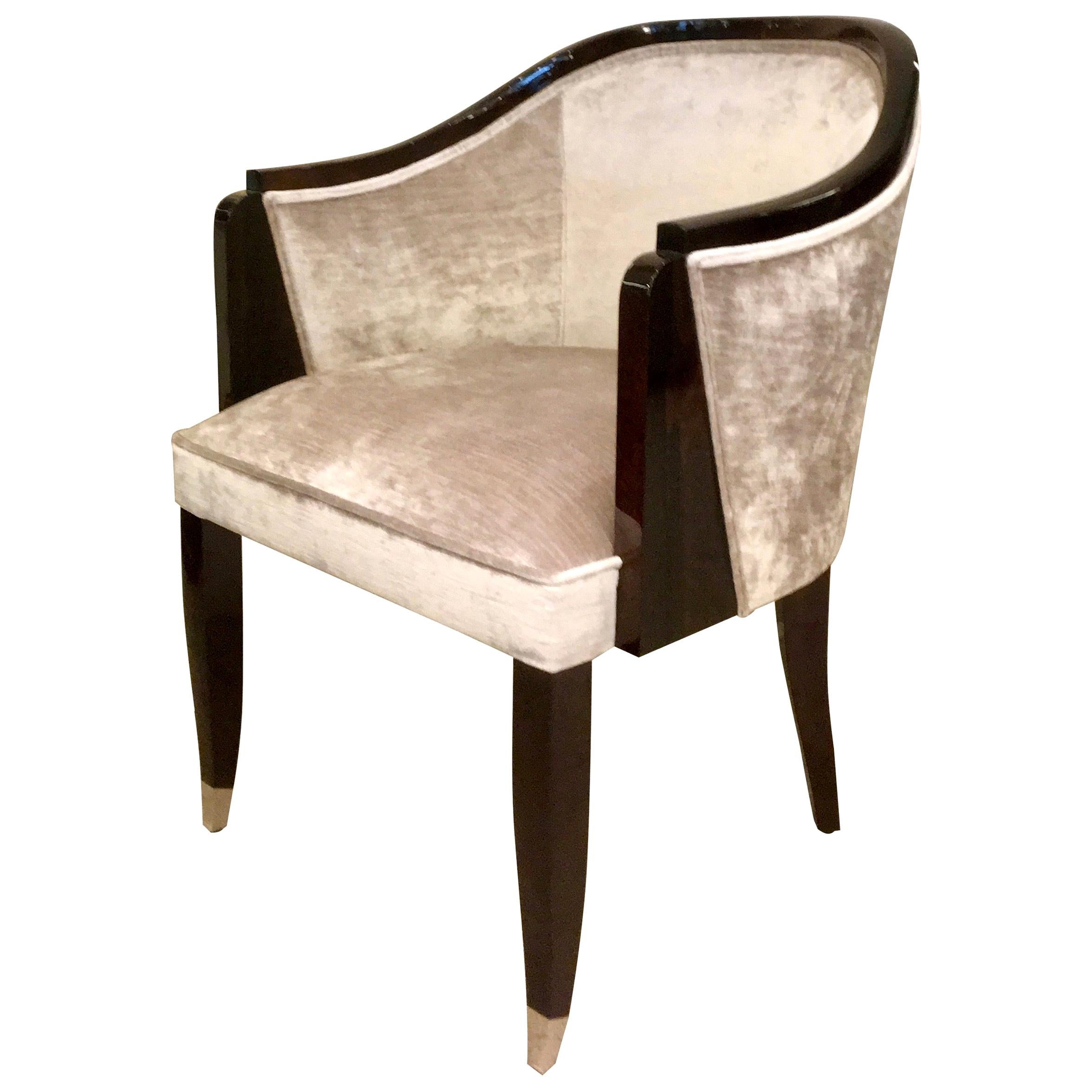 Chaise confortable de style Art Déco en forme de coquille avec tapisserie de tissu et bois laqué