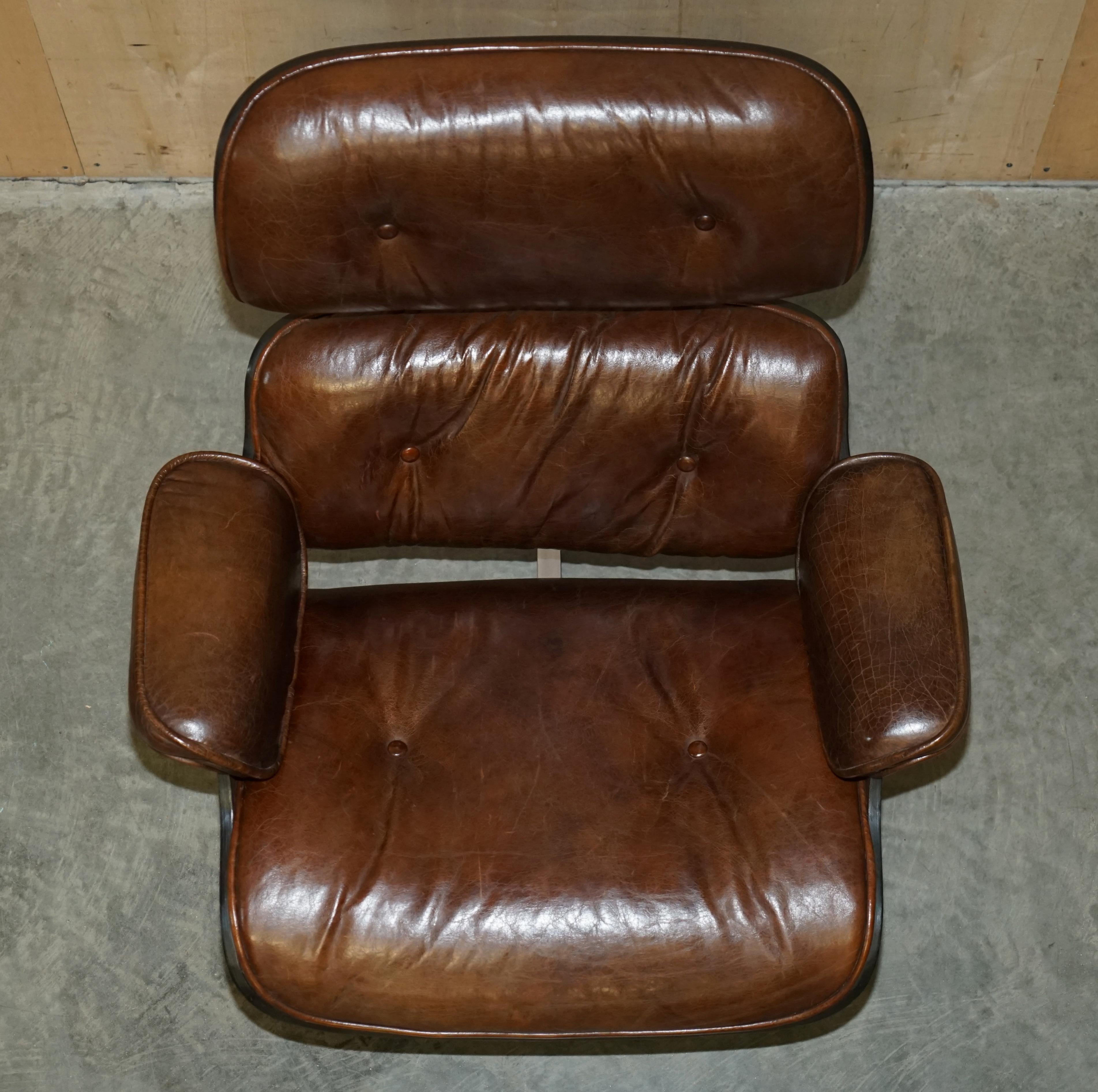 Confortable fauteuil et ottoman de salon en cuir Brown Artsome avec cadre en bois courbé en vente 3