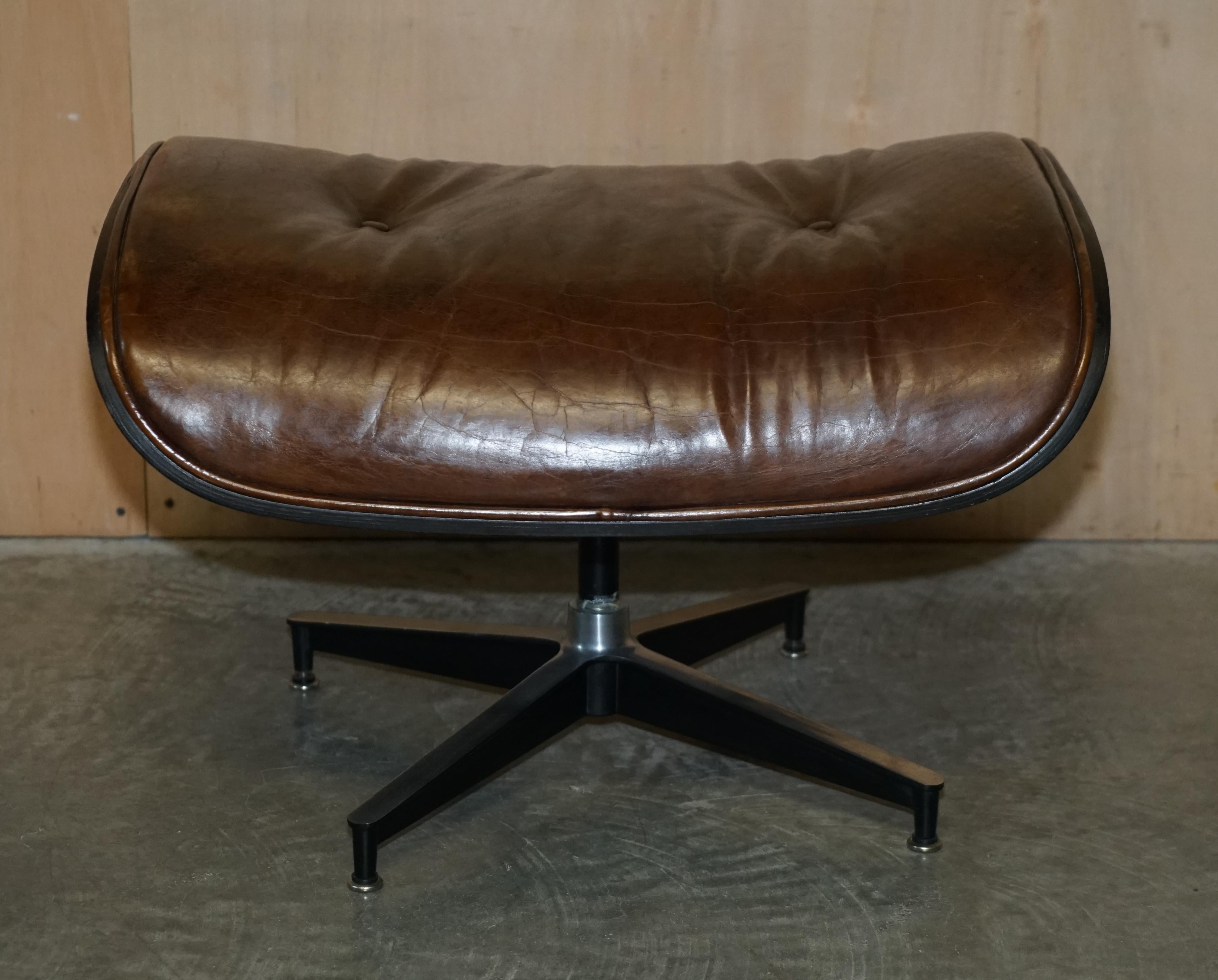 Confortable fauteuil et ottoman de salon en cuir Brown Artsome avec cadre en bois courbé en vente 8