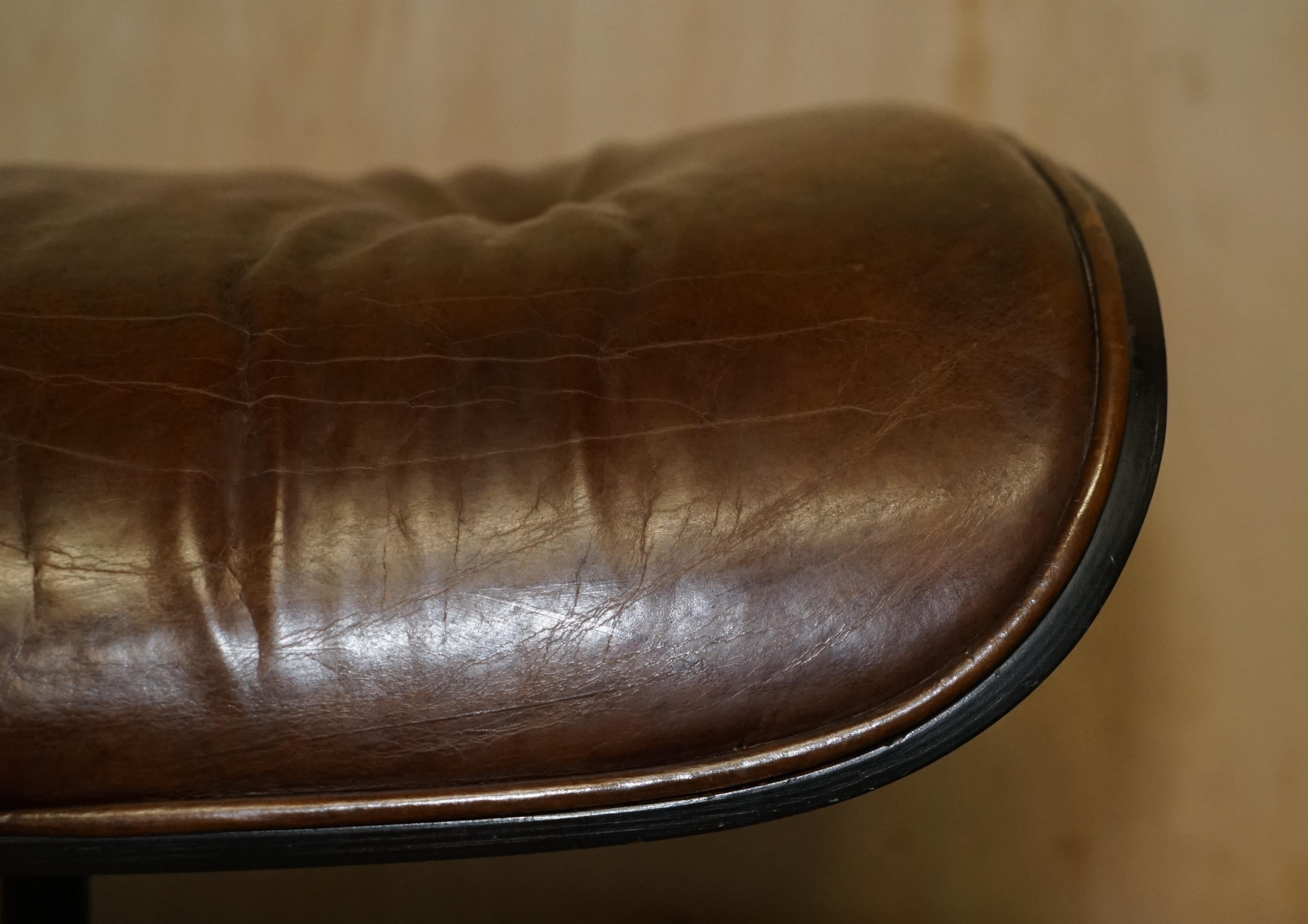 Confortable fauteuil et ottoman de salon en cuir Brown Artsome avec cadre en bois courbé en vente 9