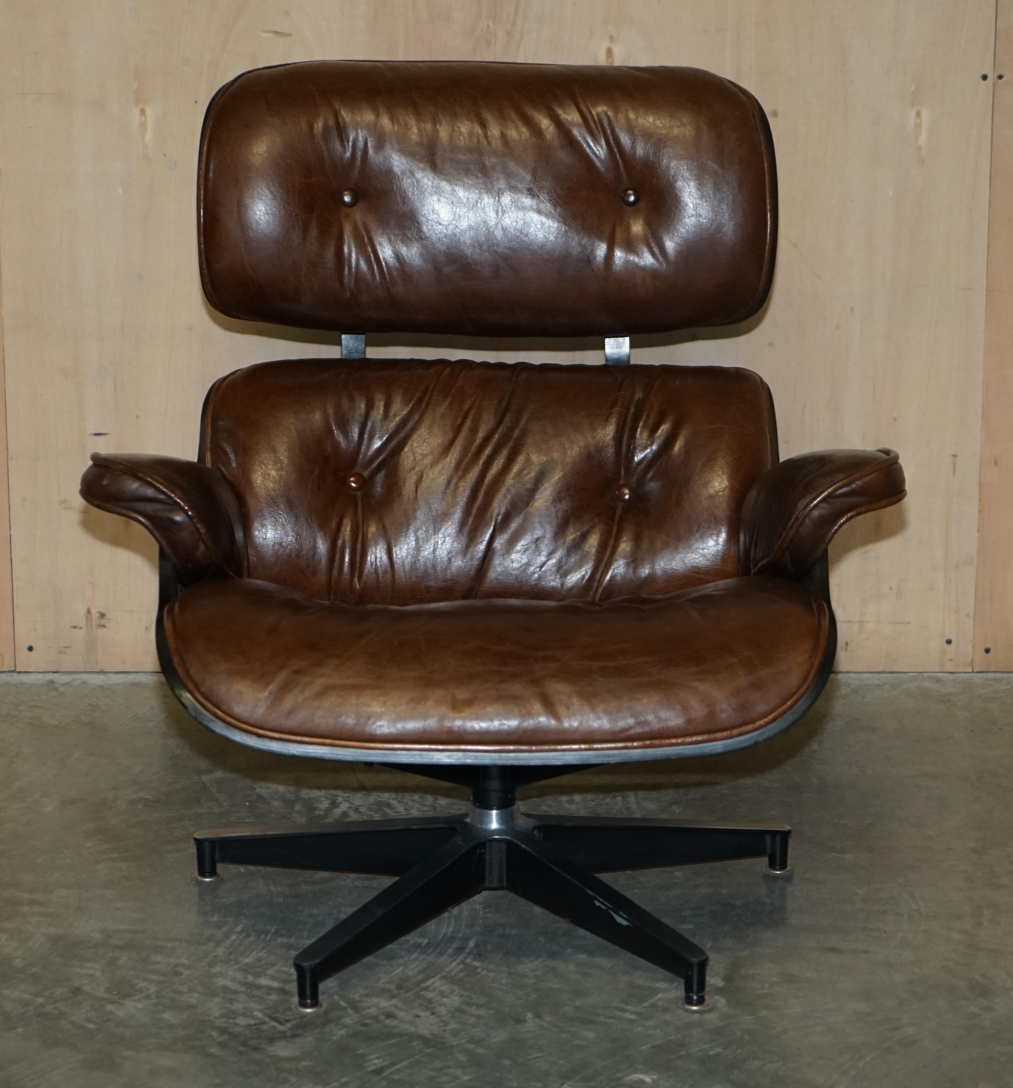 Mid-Century Modern Confortable fauteuil et ottoman de salon en cuir Brown Artsome avec cadre en bois courbé en vente