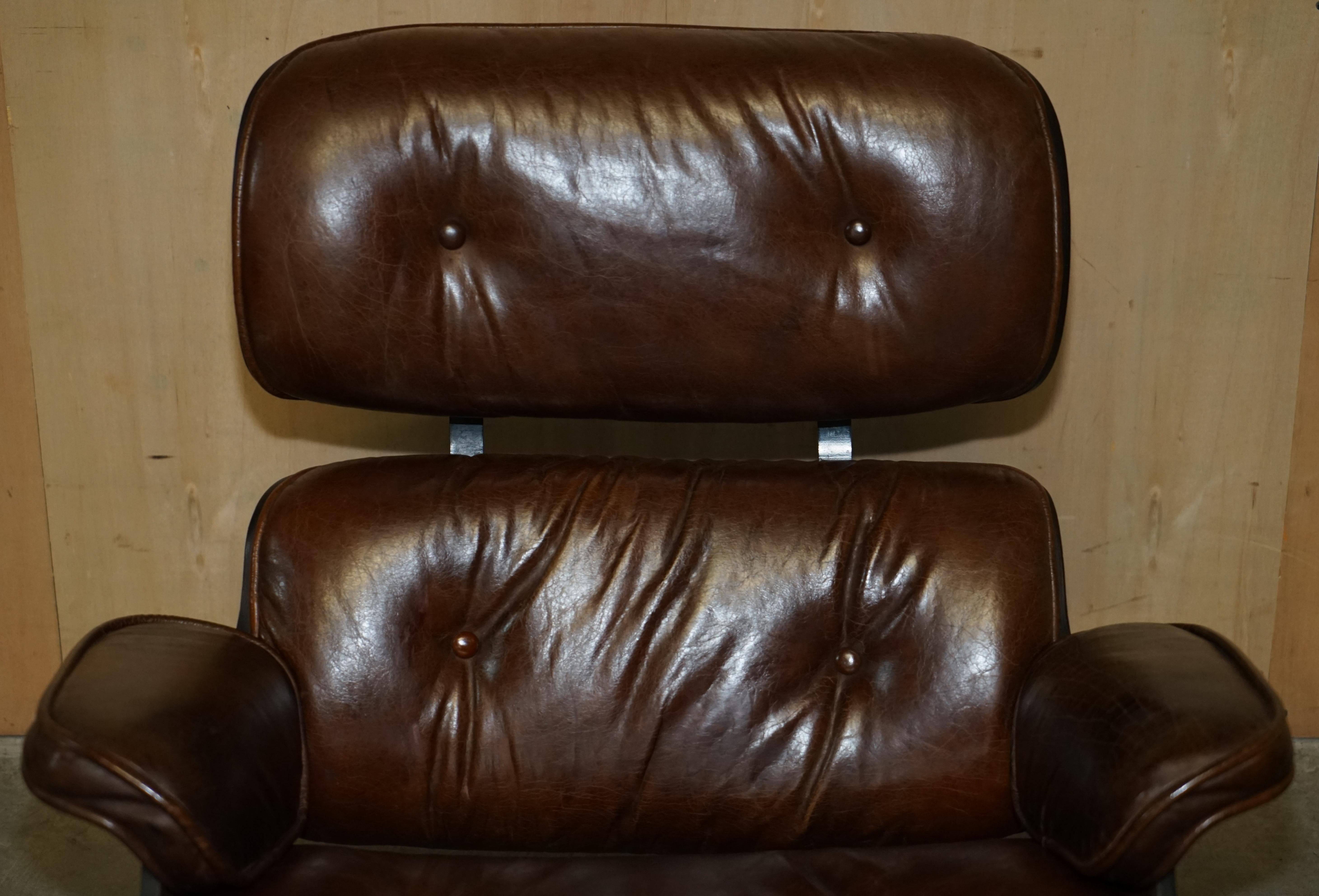 Européen Confortable fauteuil et ottoman de salon en cuir Brown Artsome avec cadre en bois courbé en vente
