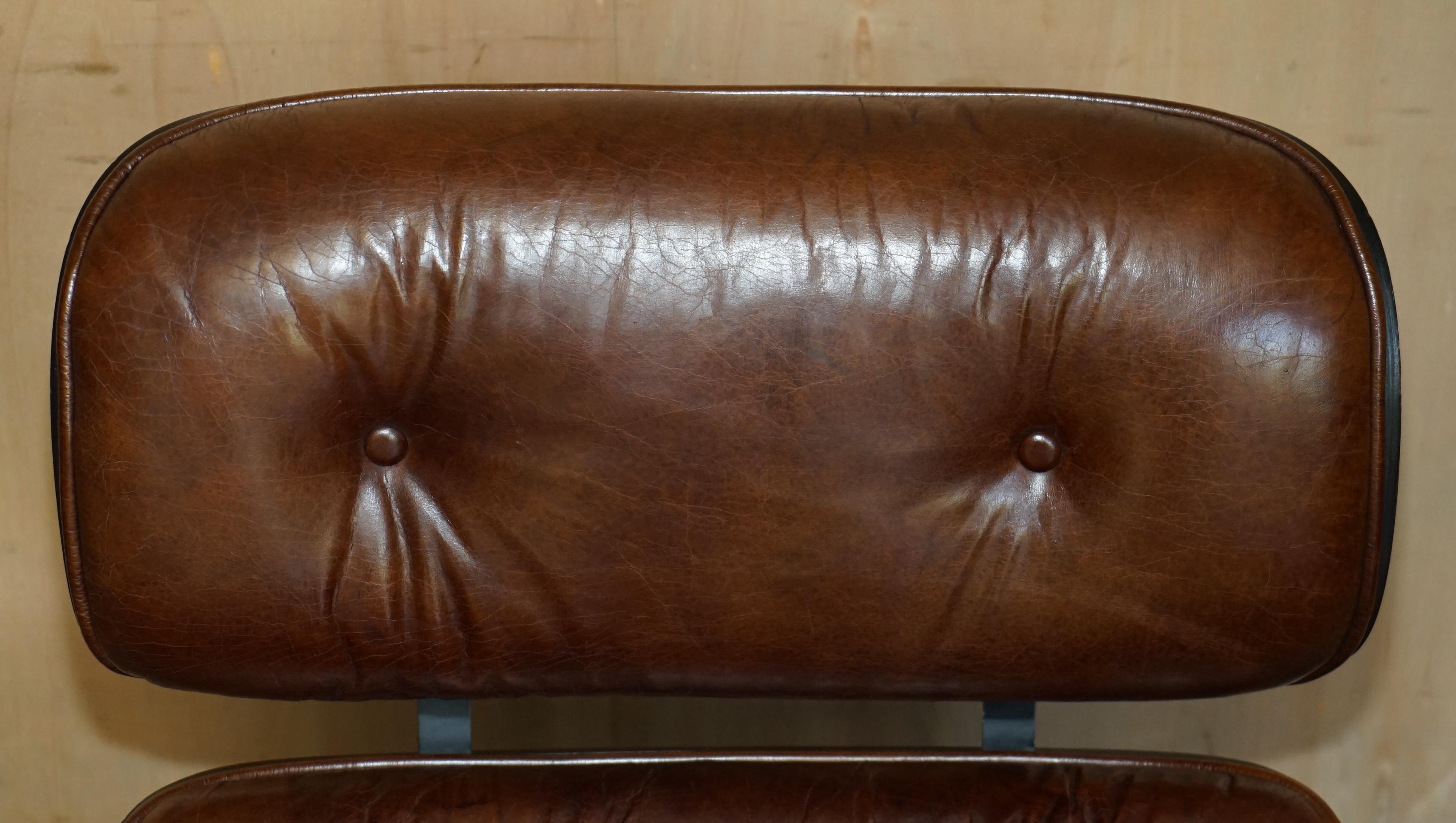 Bequemer Artsome Lounge Sessel & Ottomane aus braunem Leder mit Bugholzgestell (Europäisch) im Angebot