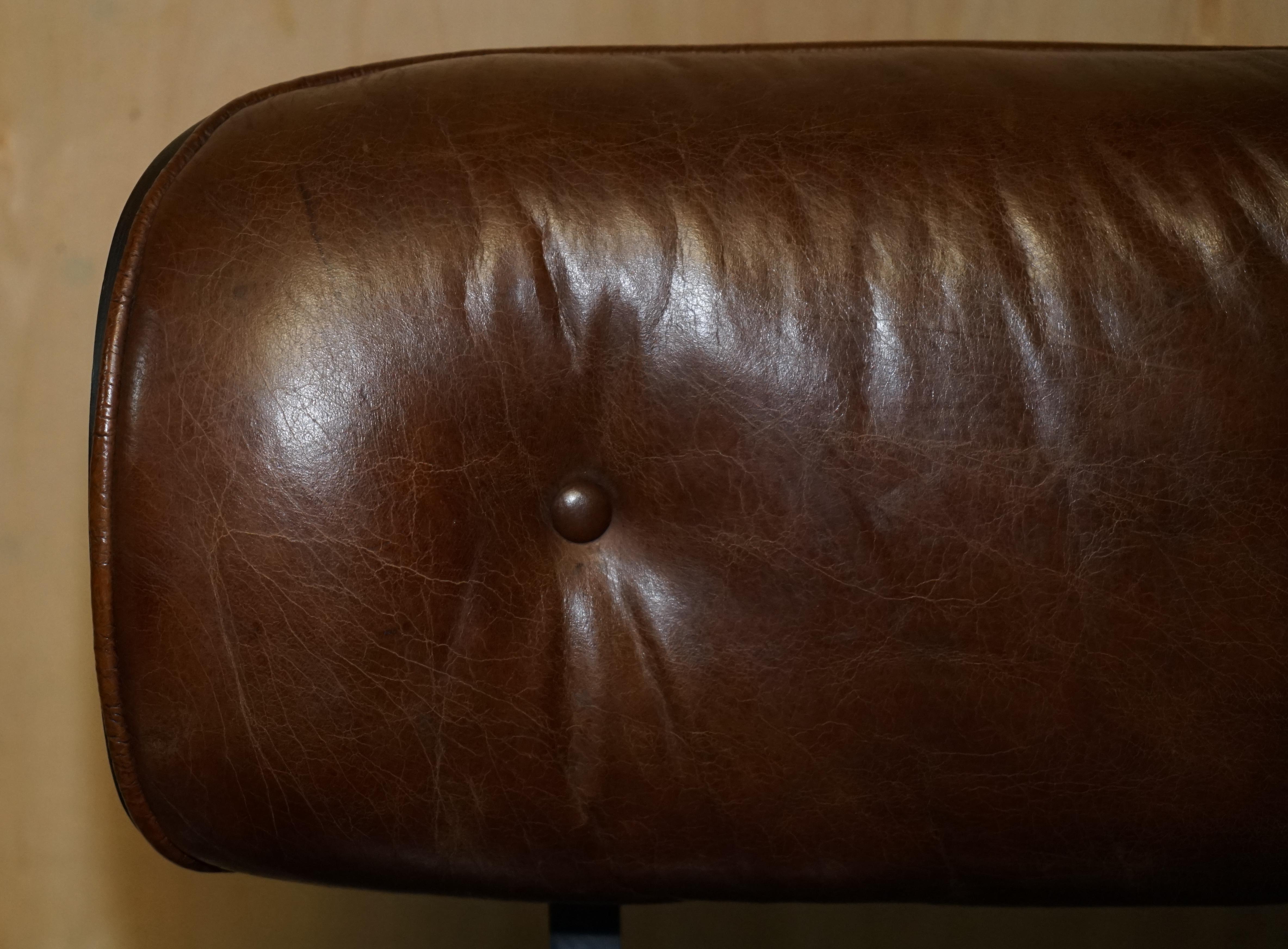 Fait main Confortable fauteuil et ottoman de salon en cuir Brown Artsome avec cadre en bois courbé en vente