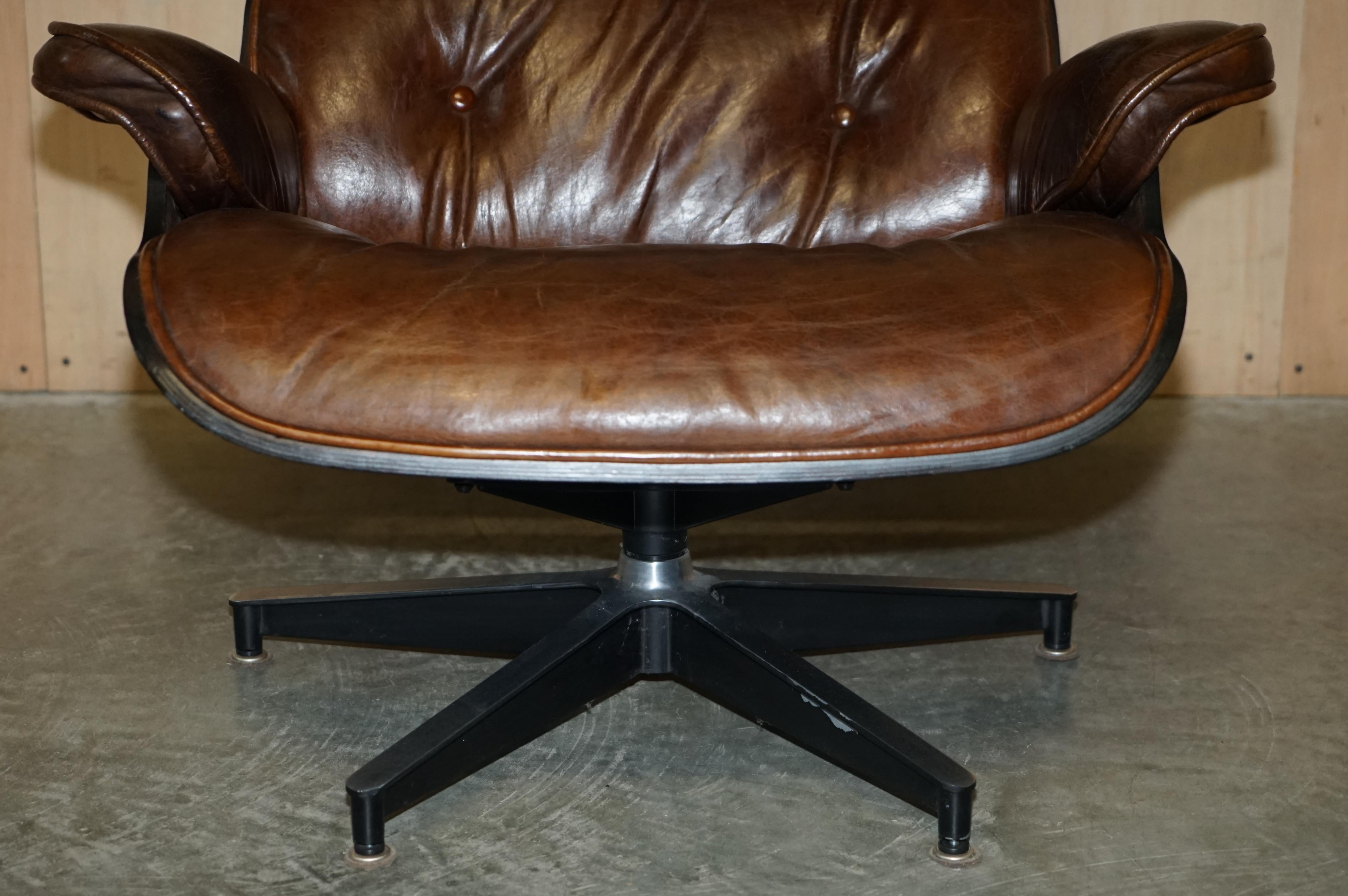 Cuir Confortable fauteuil et ottoman de salon en cuir Brown Artsome avec cadre en bois courbé en vente