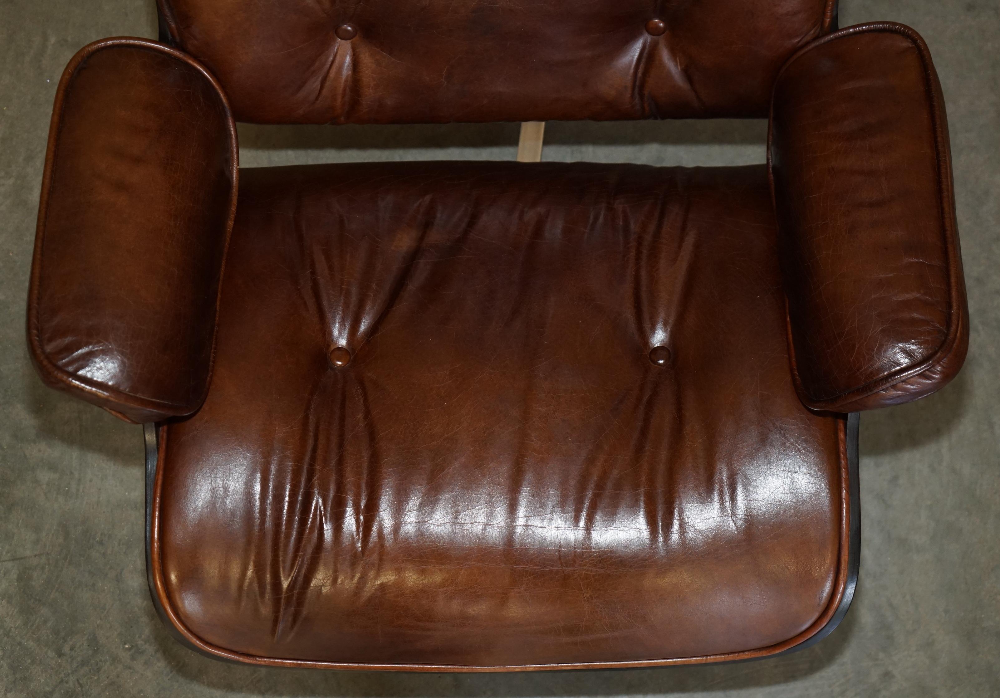 Bequemer Artsome Lounge Sessel & Ottomane aus braunem Leder mit Bugholzgestell (20. Jahrhundert) im Angebot