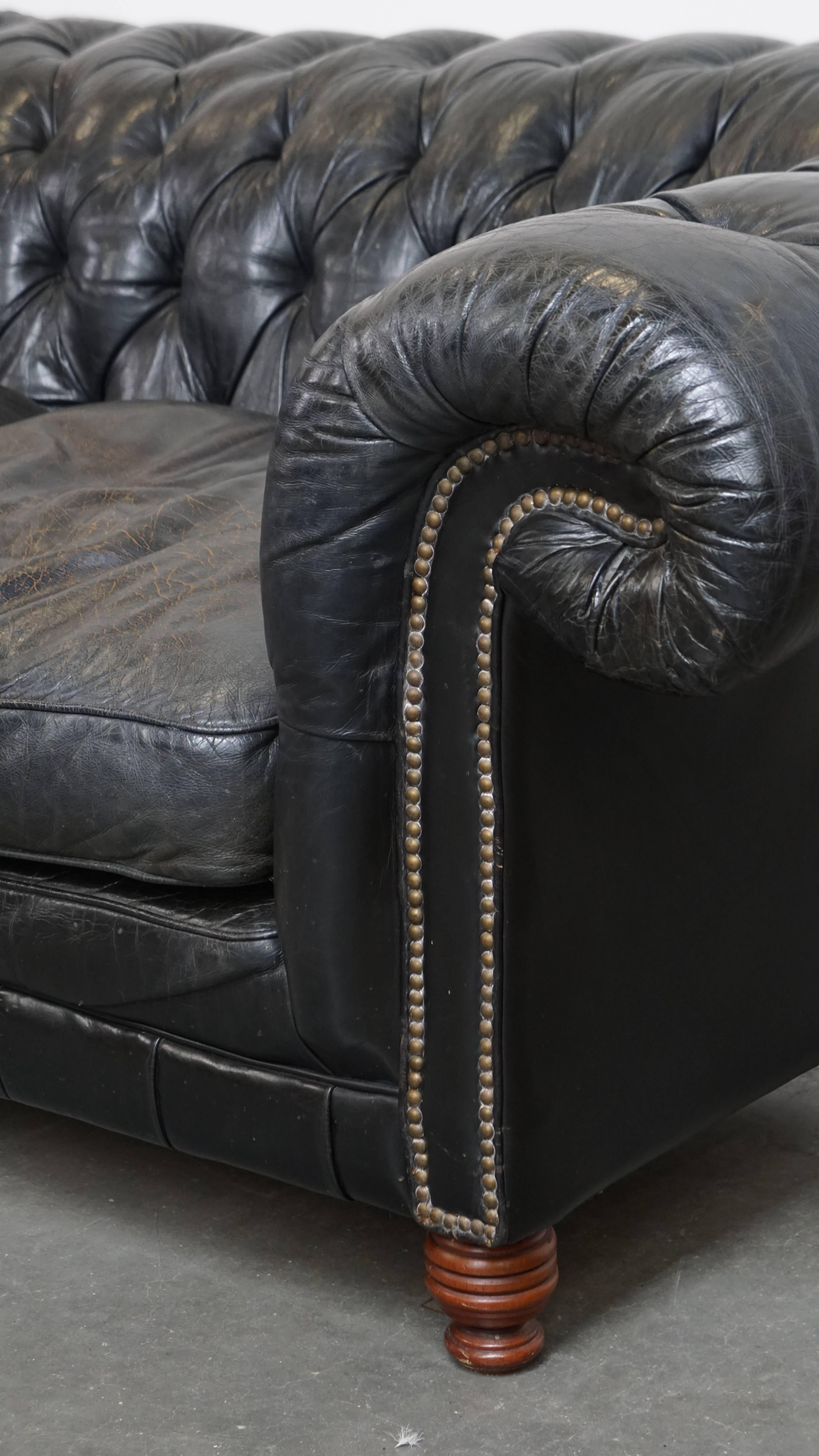Comfortable Chesterfield 2,5-Sitzer-Sofa aus schwarzem Rindsleder im Angebot 5