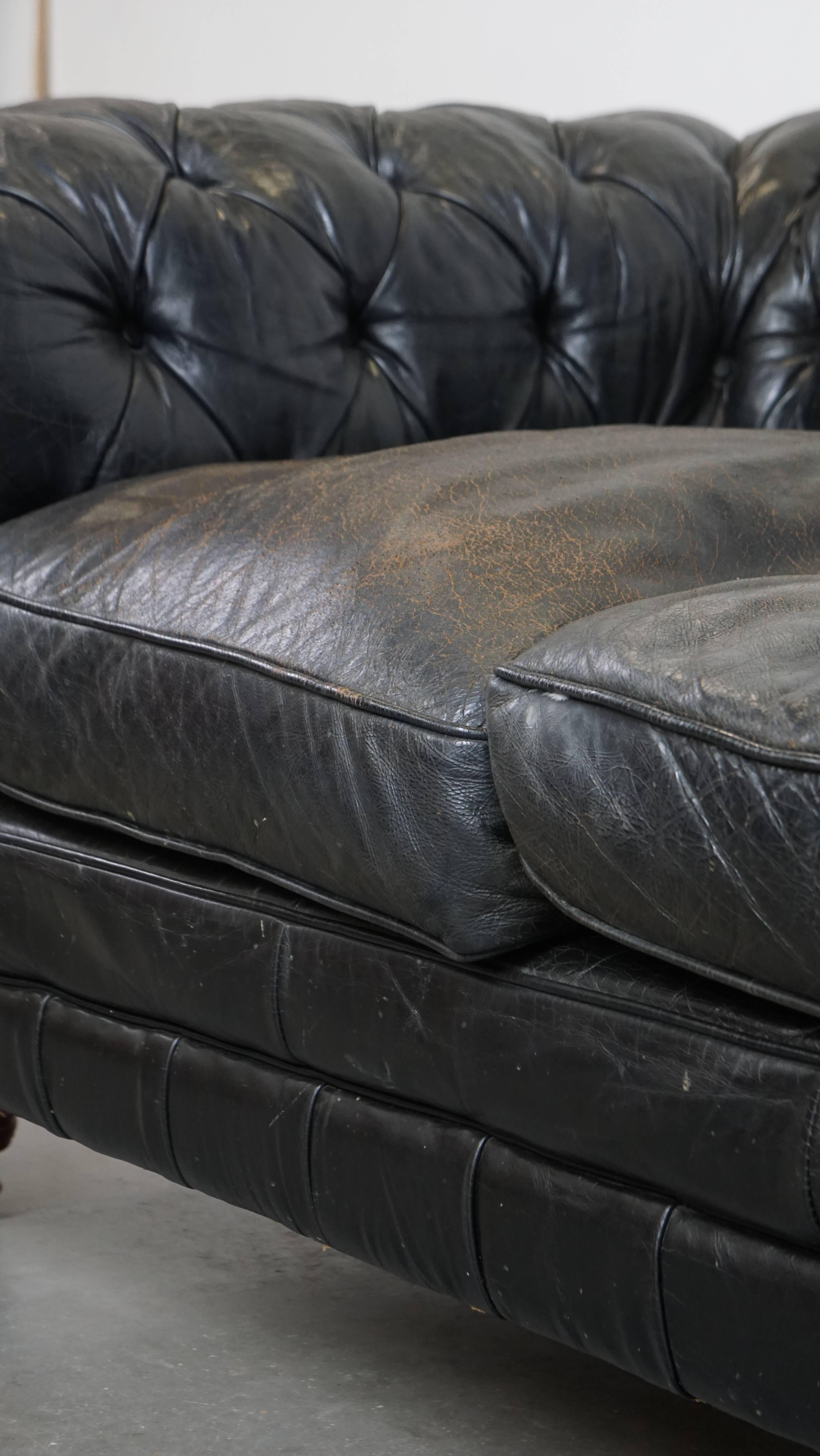 Comfortable Chesterfield 2,5-Sitzer-Sofa aus schwarzem Rindsleder im Angebot 6