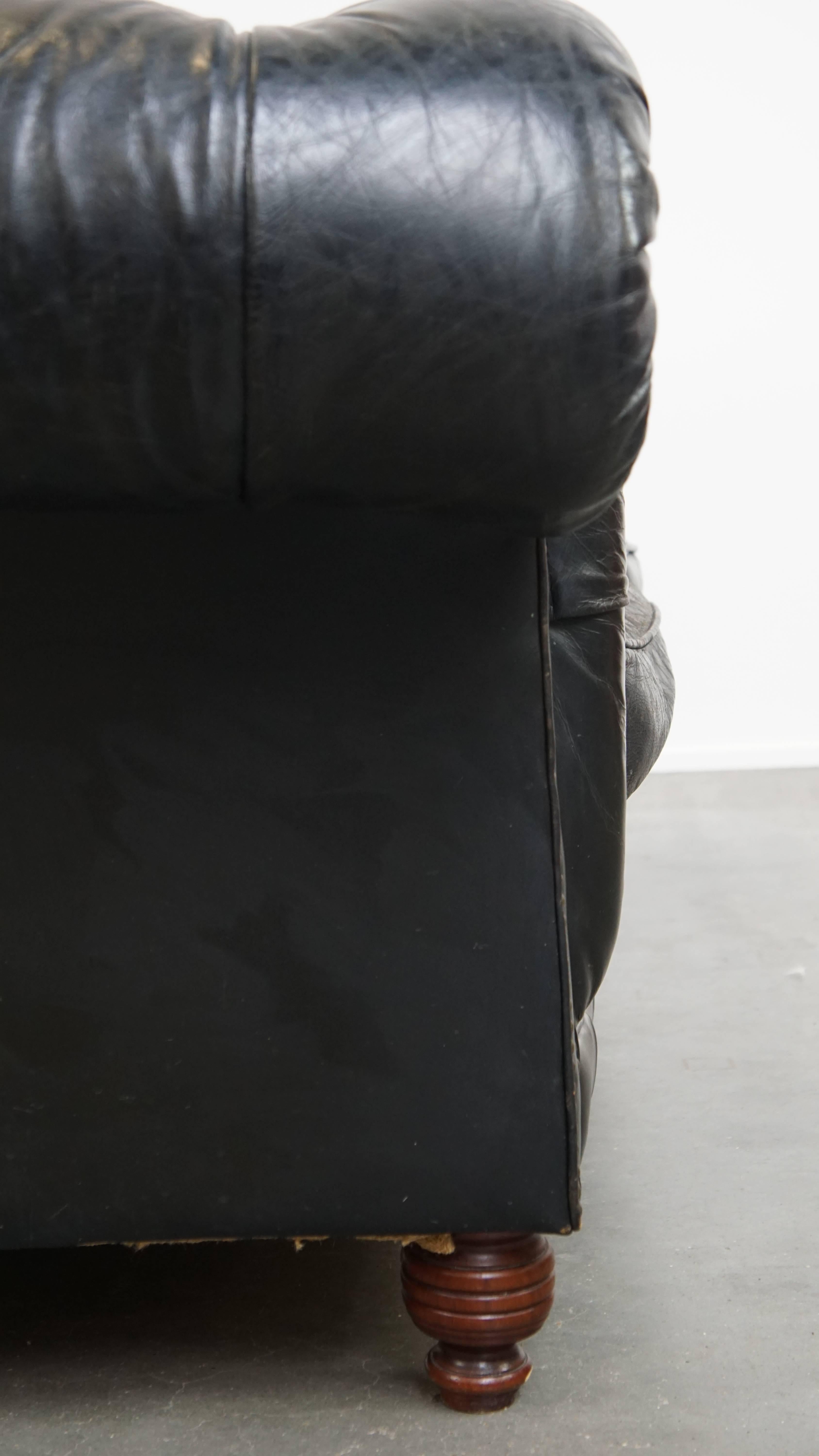 Comfortable Chesterfield 2,5-Sitzer-Sofa aus schwarzem Rindsleder im Angebot 7