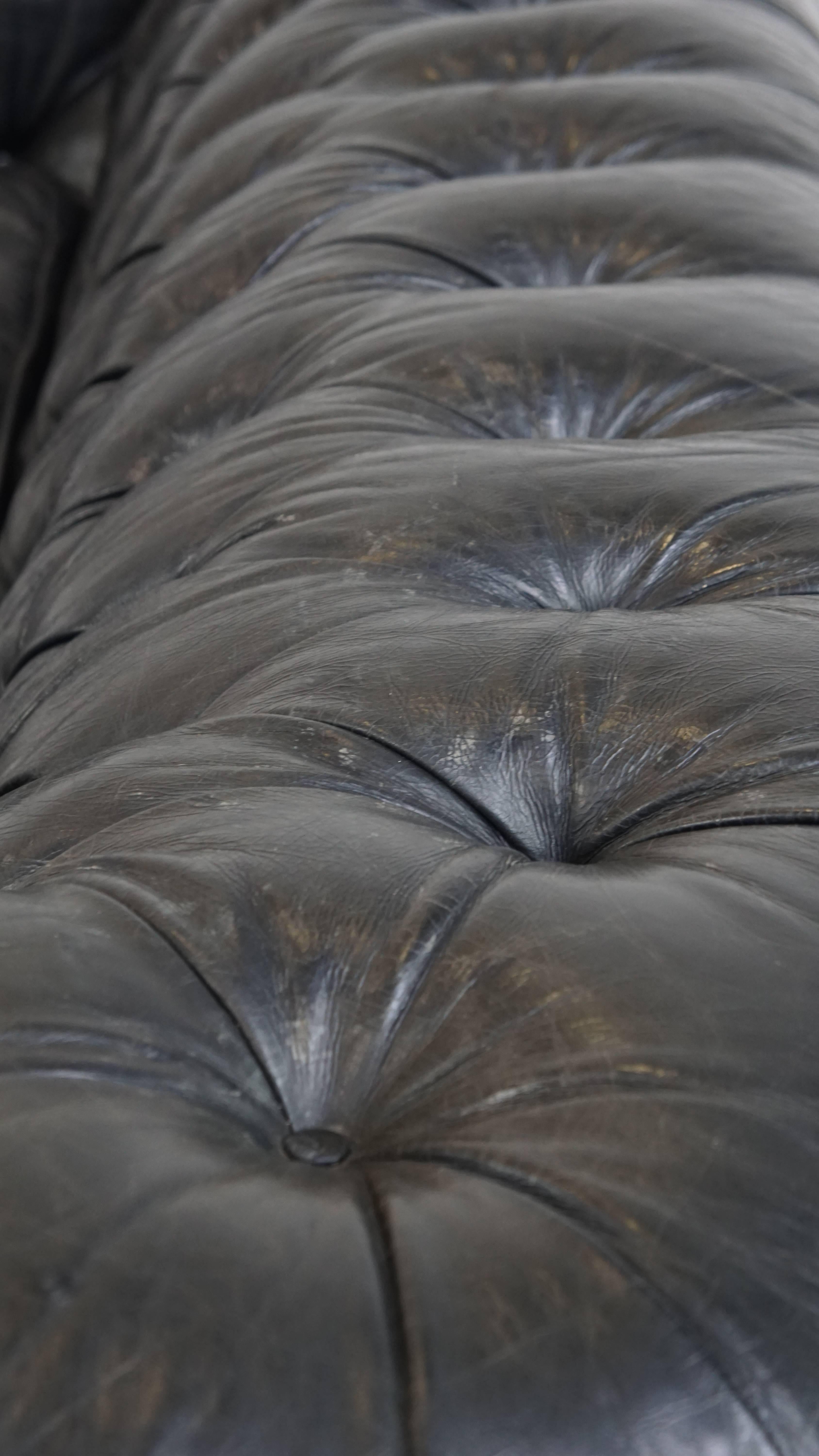 Comfortable Chesterfield 2,5-Sitzer-Sofa aus schwarzem Rindsleder im Angebot 9