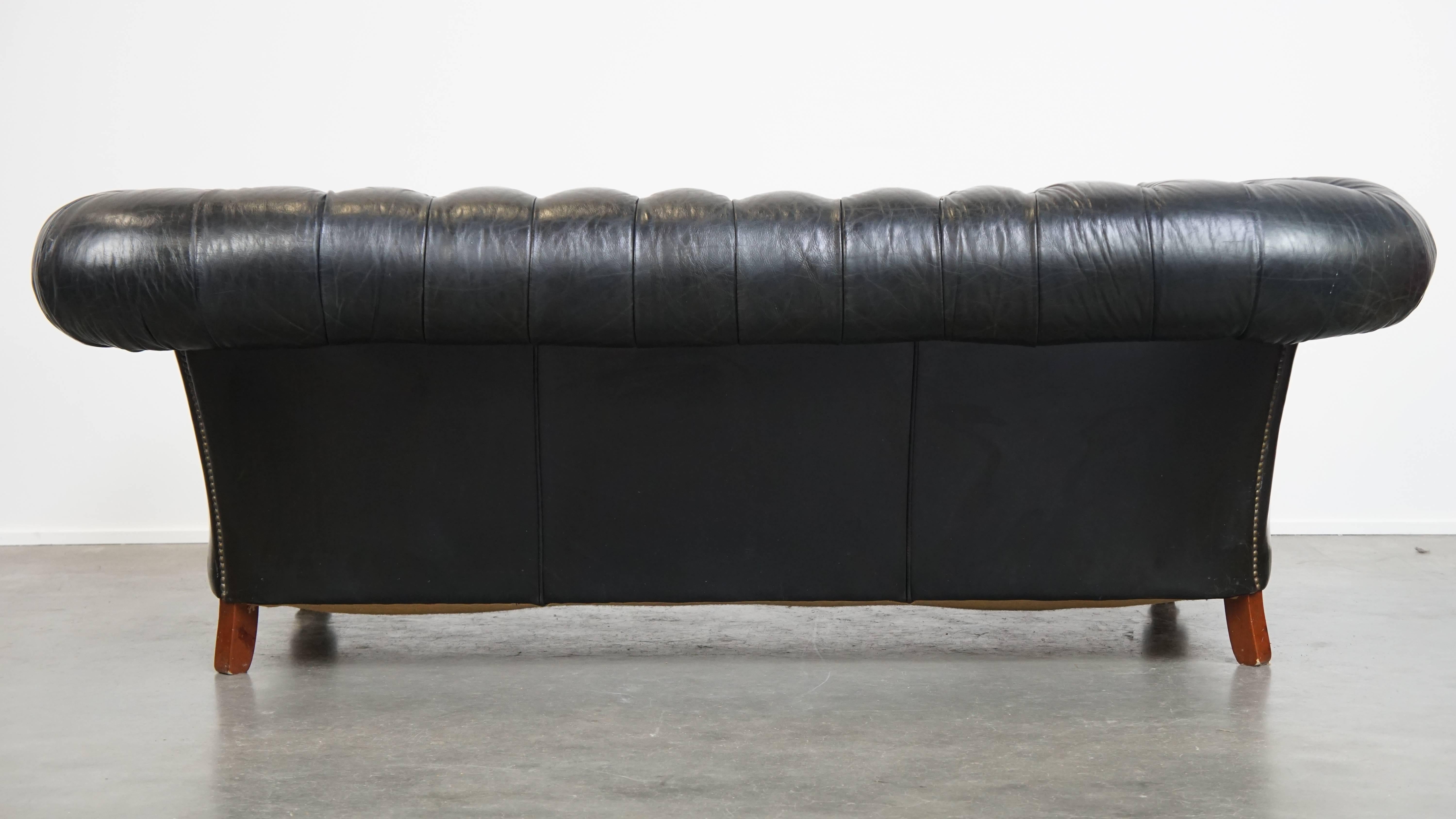Comfortable Chesterfield 2,5-Sitzer-Sofa aus schwarzem Rindsleder (Handgefertigt) im Angebot