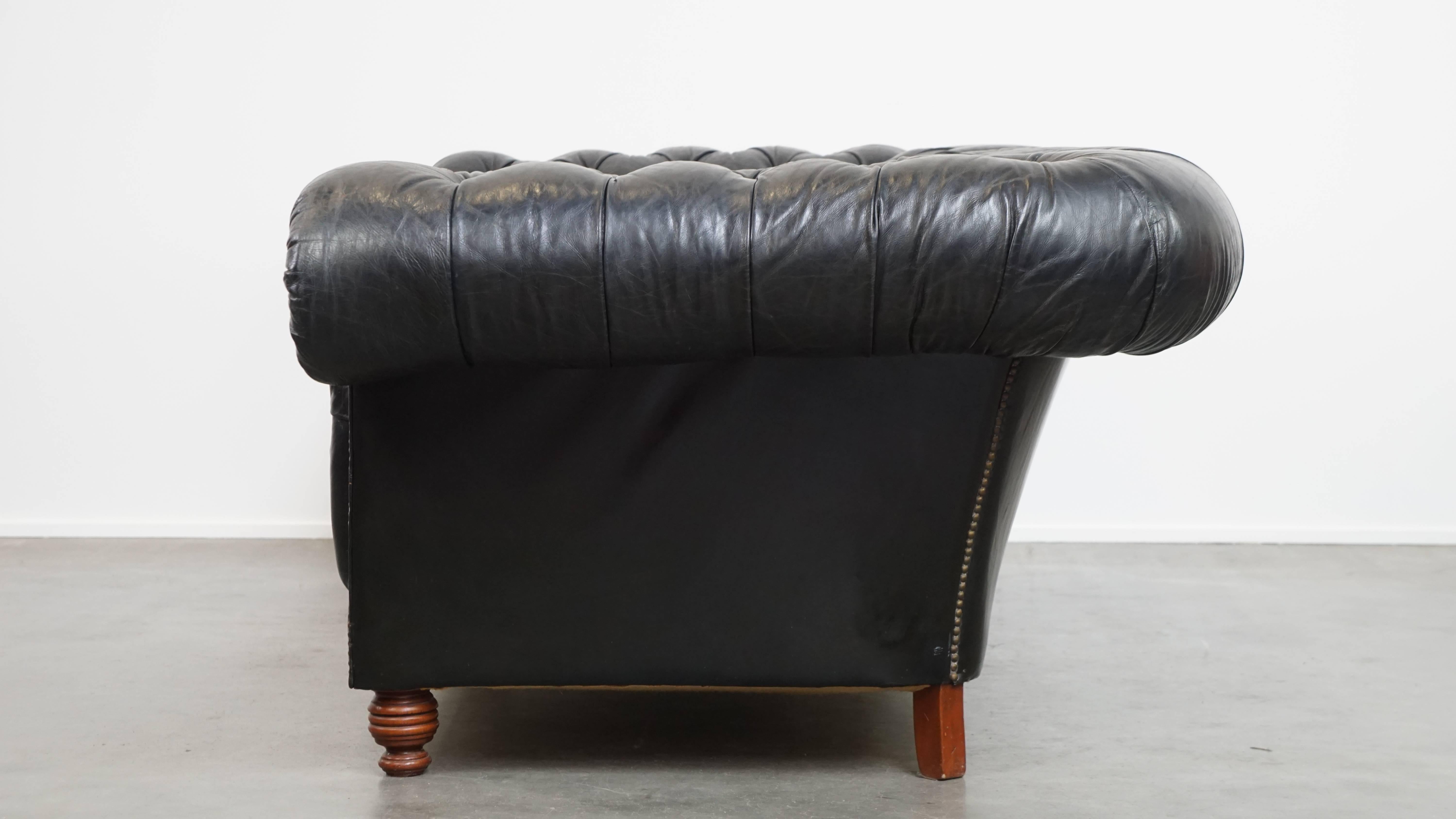 Comfortable Chesterfield 2,5-Sitzer-Sofa aus schwarzem Rindsleder im Zustand „Gut“ im Angebot in Harderwijk, NL