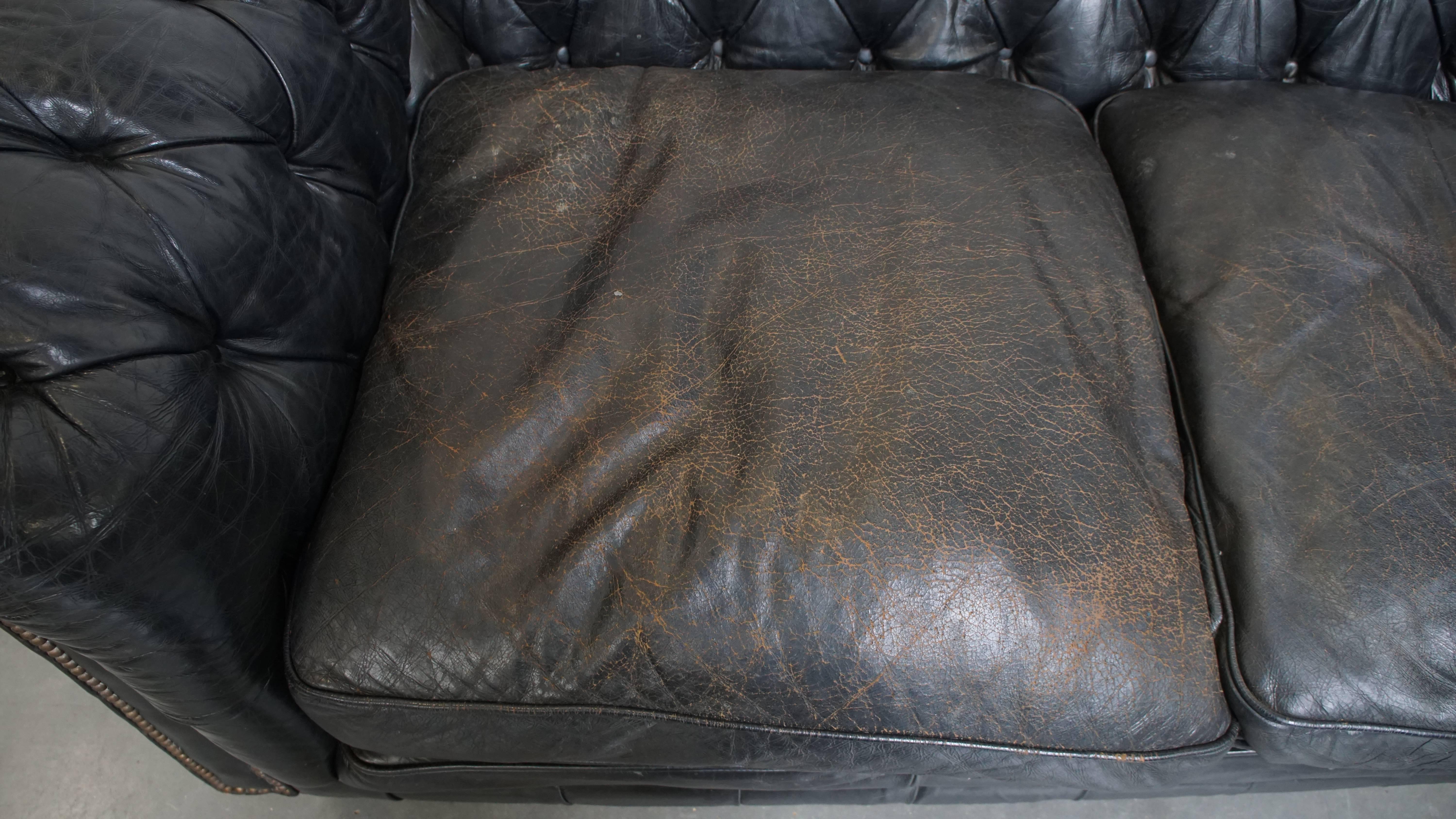 Comfortable Chesterfield 2,5-Sitzer-Sofa aus schwarzem Rindsleder (20. Jahrhundert) im Angebot